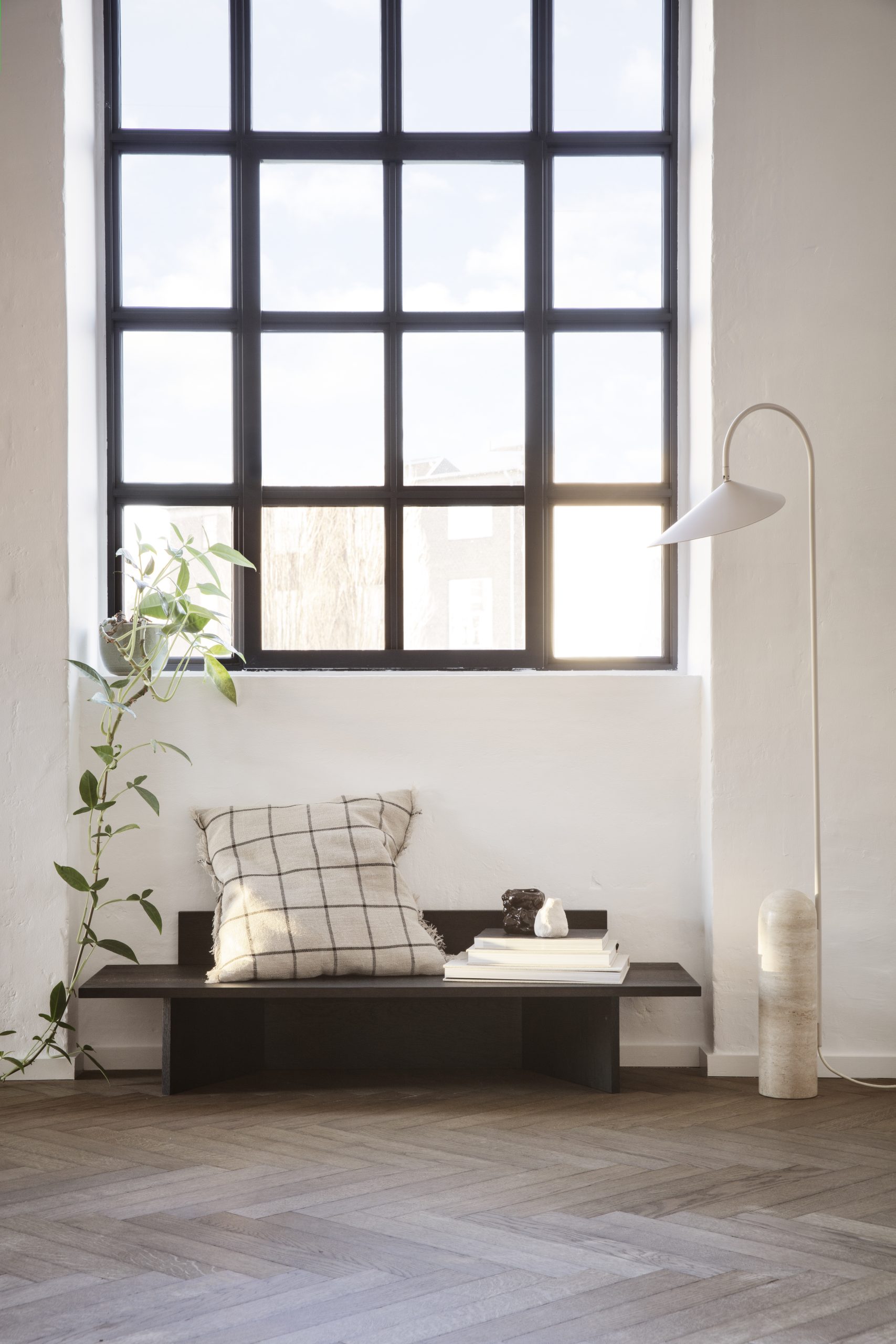 Торшер Arum кольору кашемір від Ferm Living