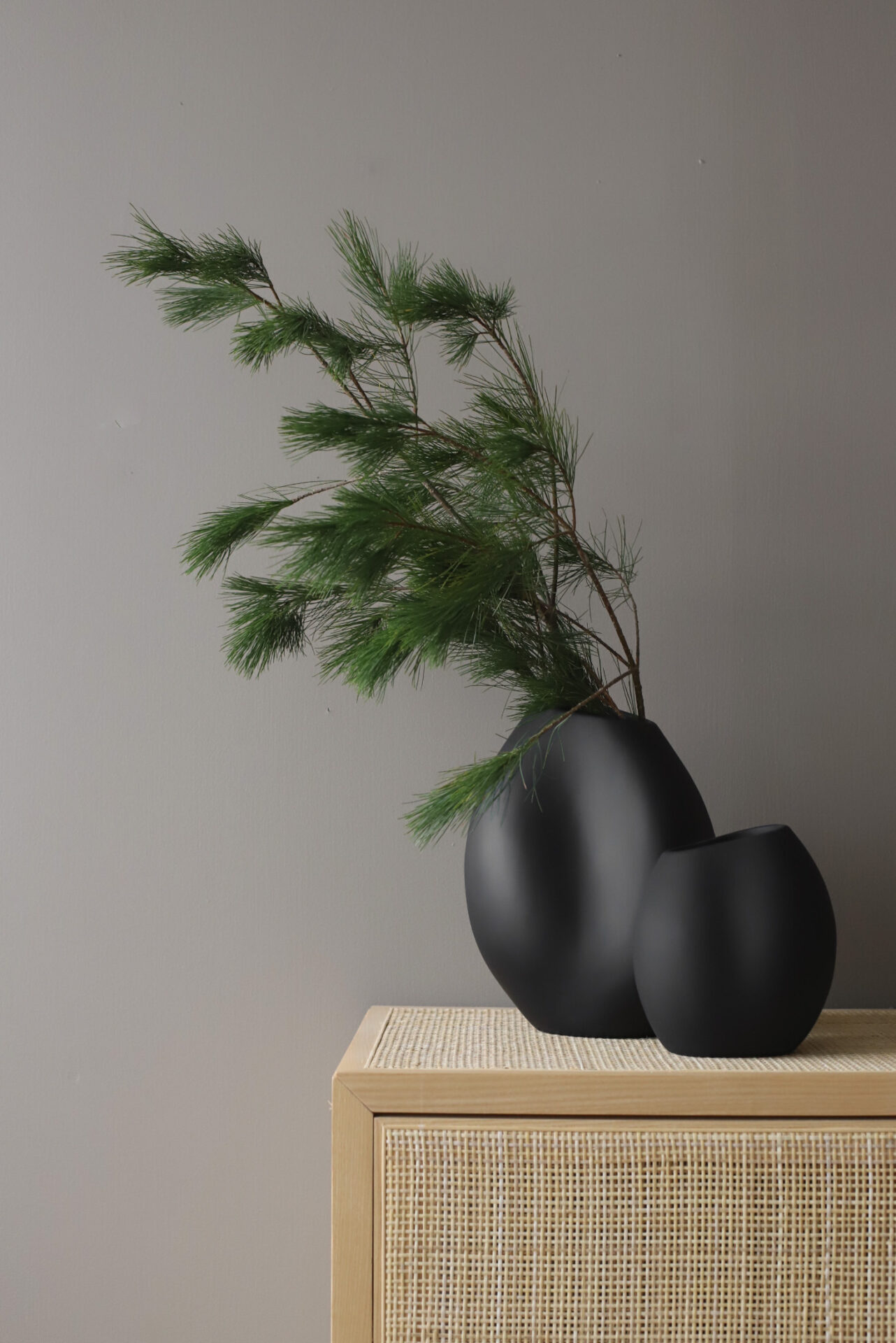 Керамічна ваза Lee  чорного кольору від Cooee Design 18 см