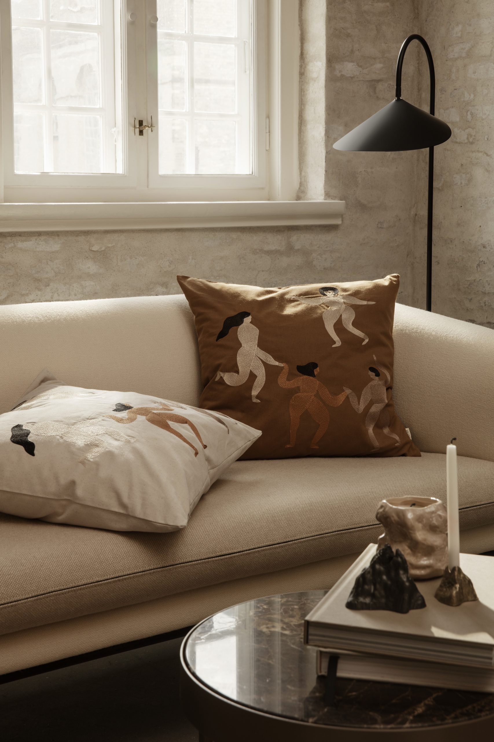 Торшер Arum чорного кольору від Ferm Living