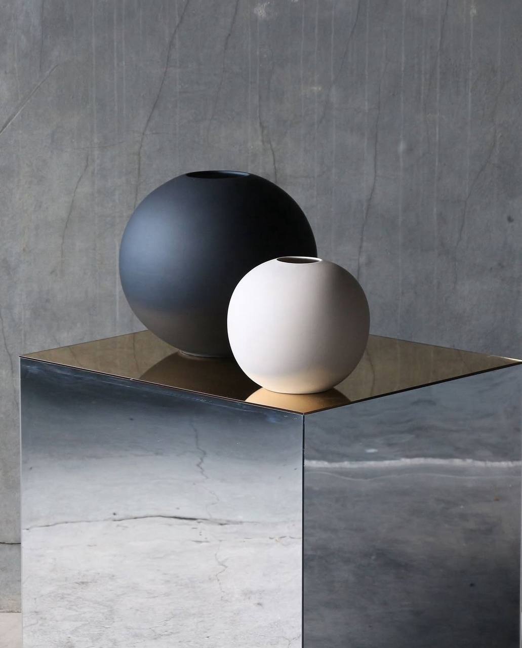 Ваза Ball чорного кольору від Cooee Design