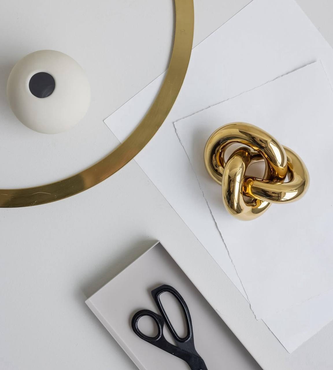 Декоративна прикраса Knot у золотому кольрі від Cooee Design