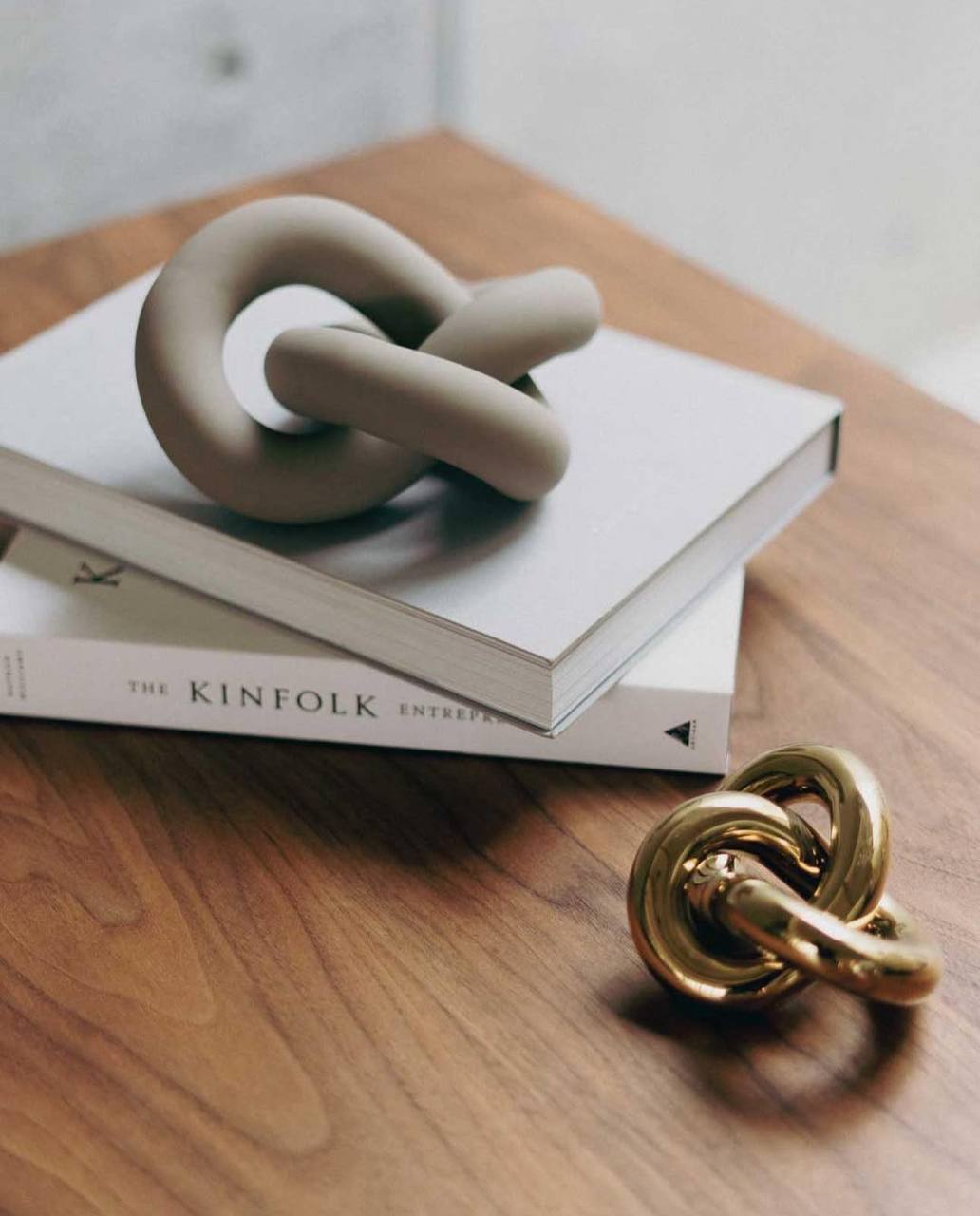 Декоративна прикраса Knot у золотому кольрі від Cooee Design