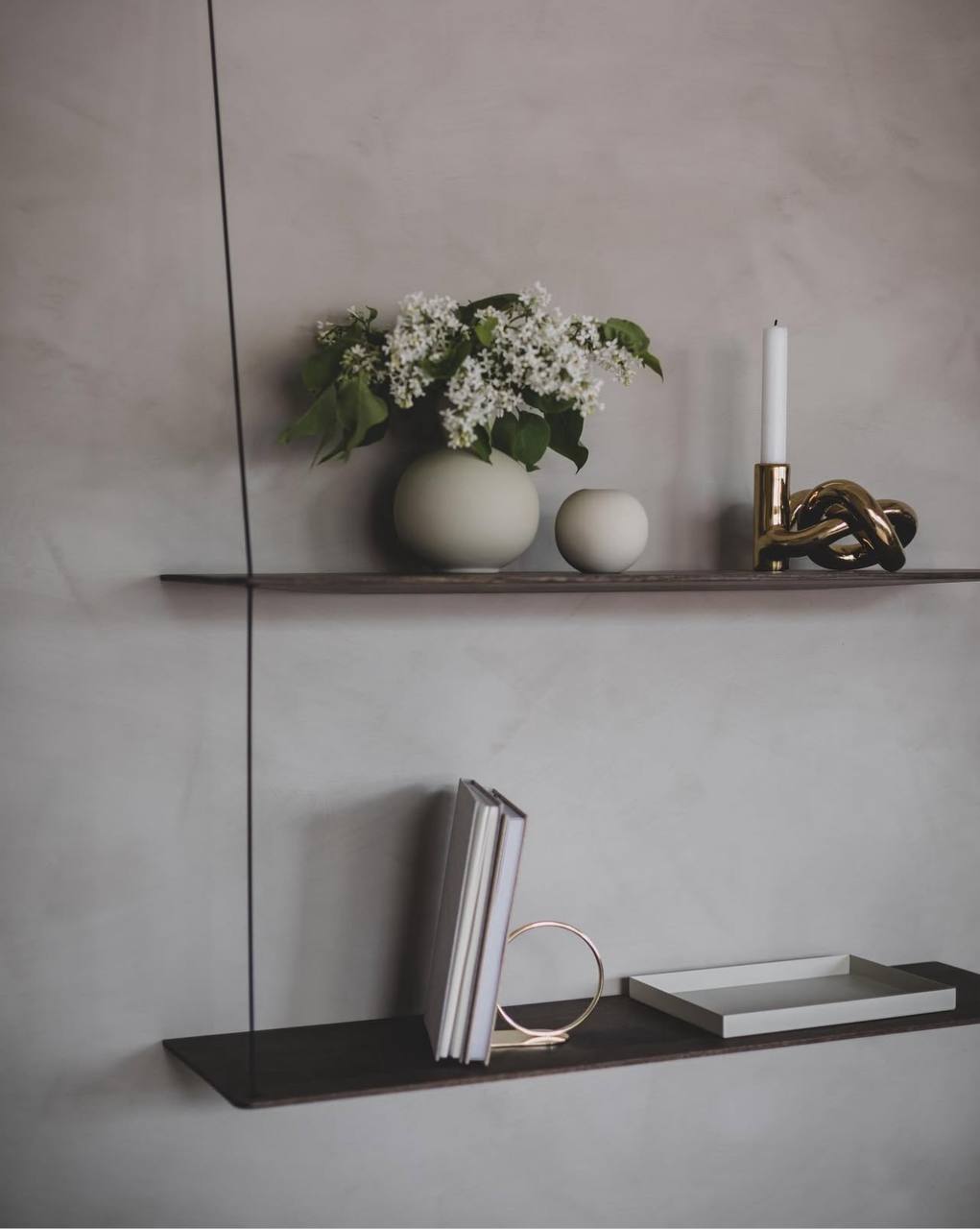 Підставка для книг  золотого кольору від Cooee Design