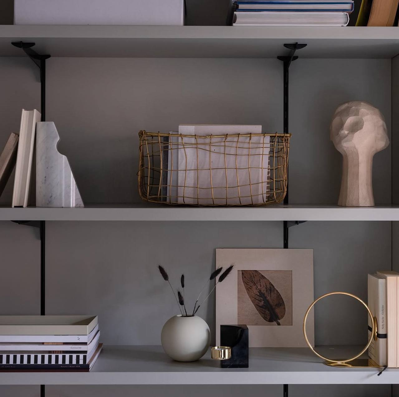 Підставка для книг  золотого кольору від Cooee Design