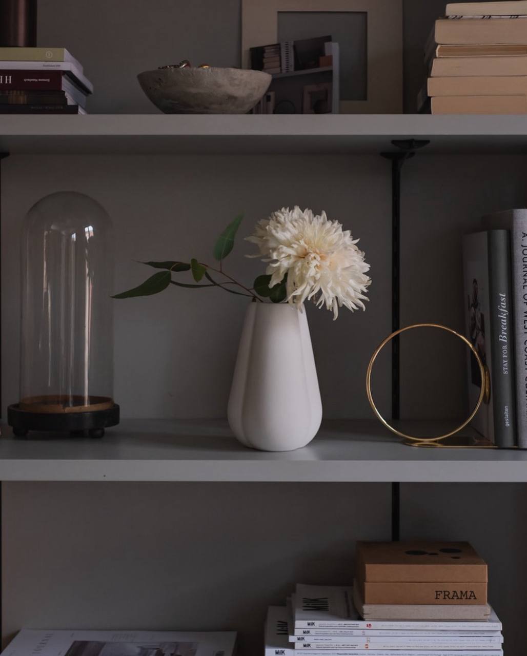 Підставка для книг  золотого кольору від Cooee Design