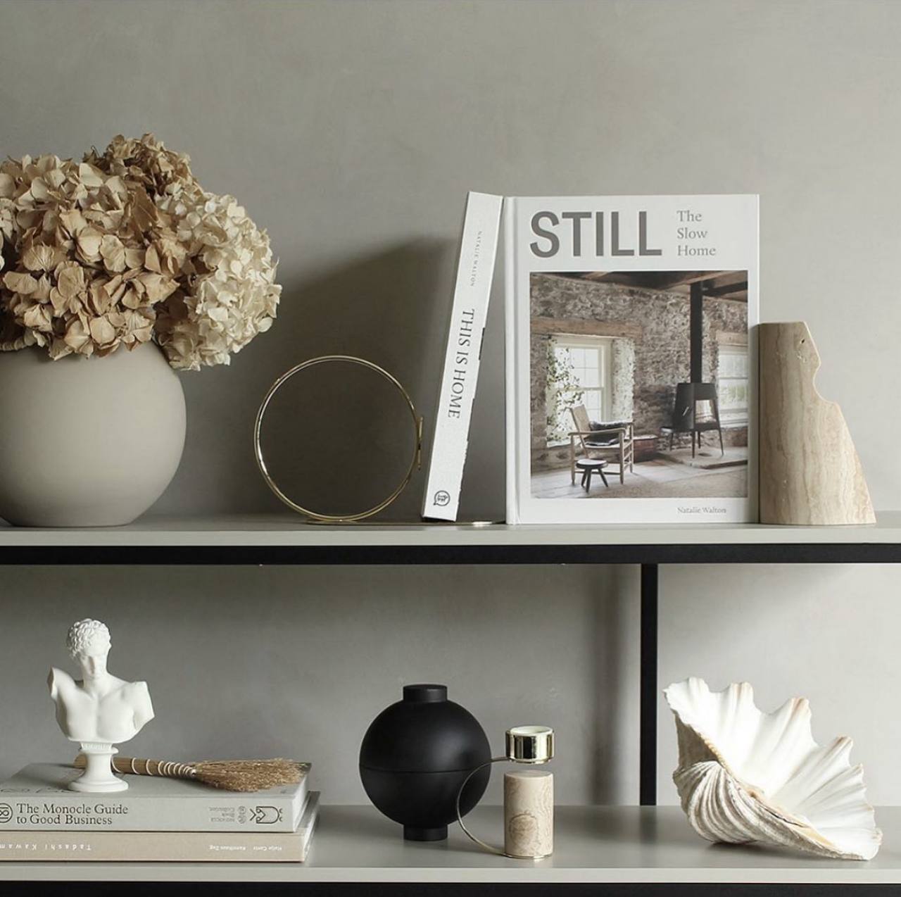 Підставка для книг  золотого кольору від Cooee Design