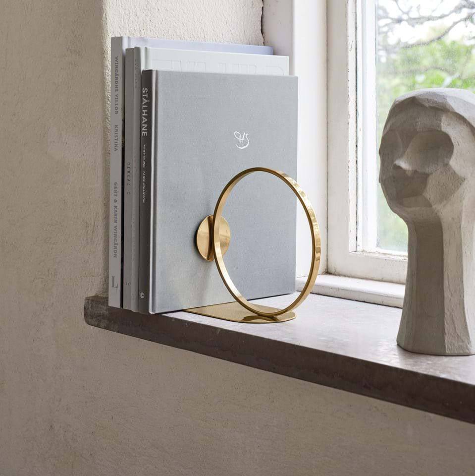 Підставка для книг  золотого кольору від Cooee Design
