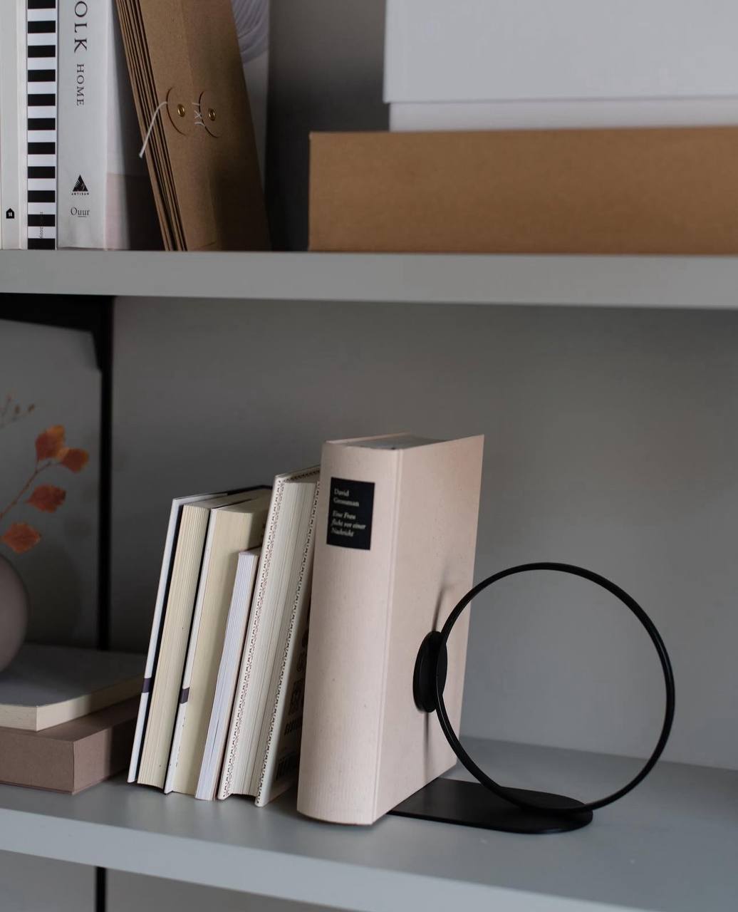 Підставка для книг  чорного кольору від Cooee Design