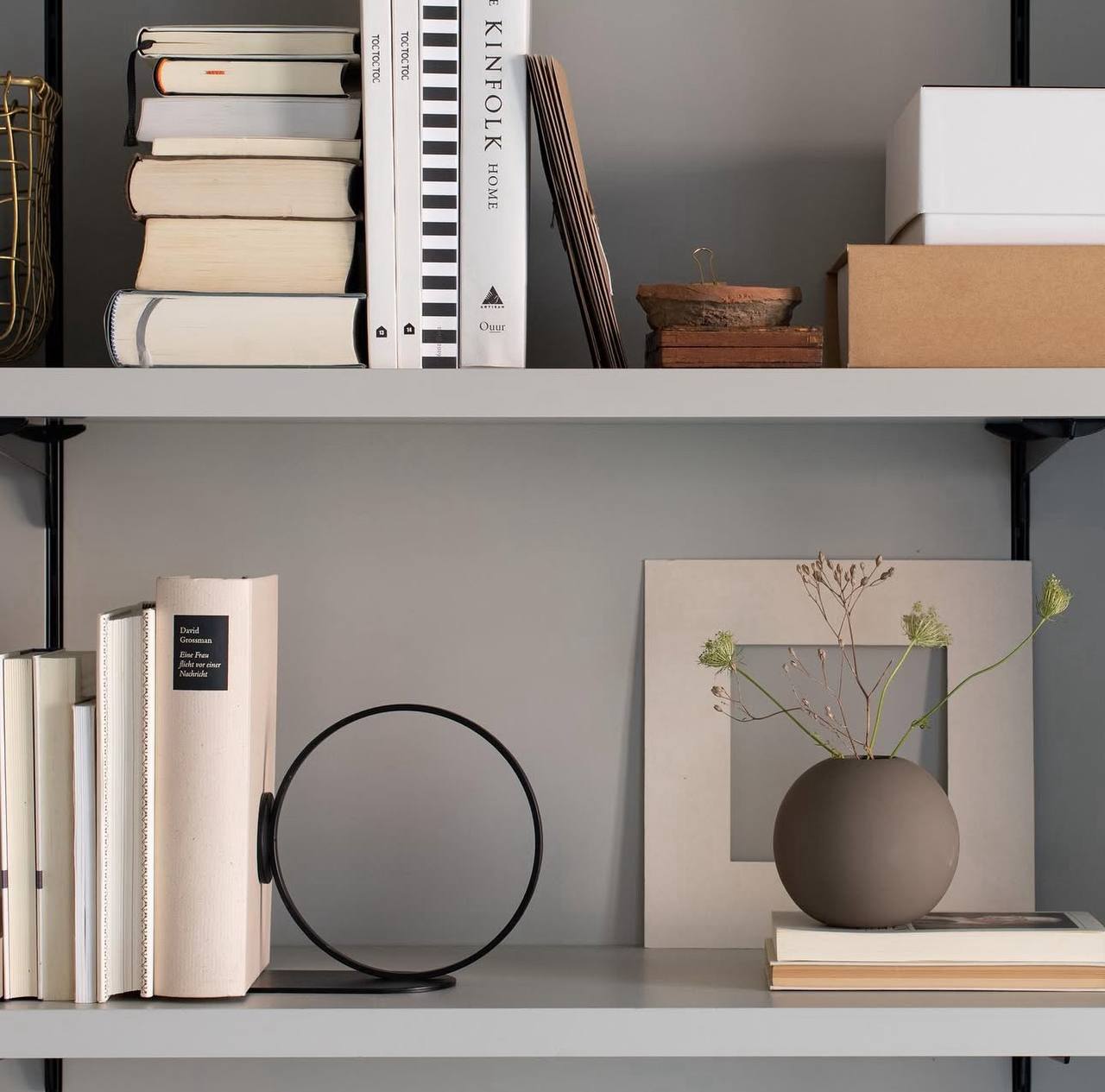 Підставка для книг  чорного кольору від Cooee Design