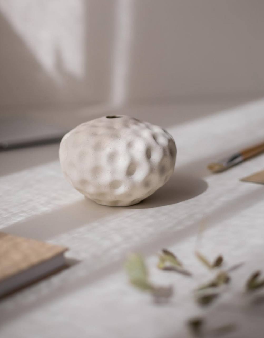 Керамічна ваза Seedpod  ванільного кольору від Cooee Design