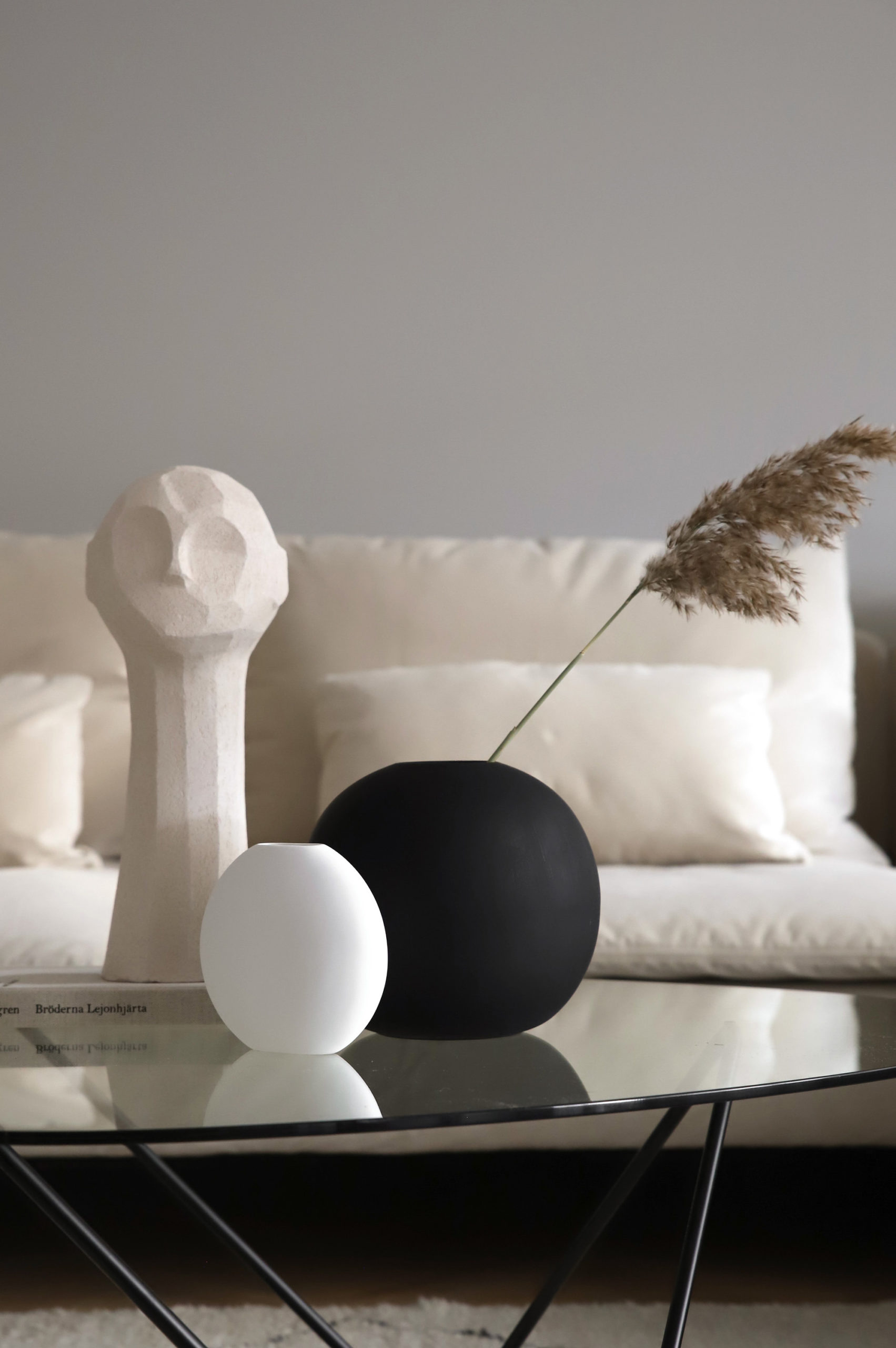 Ваза Ball чорного кольору від Cooee Design