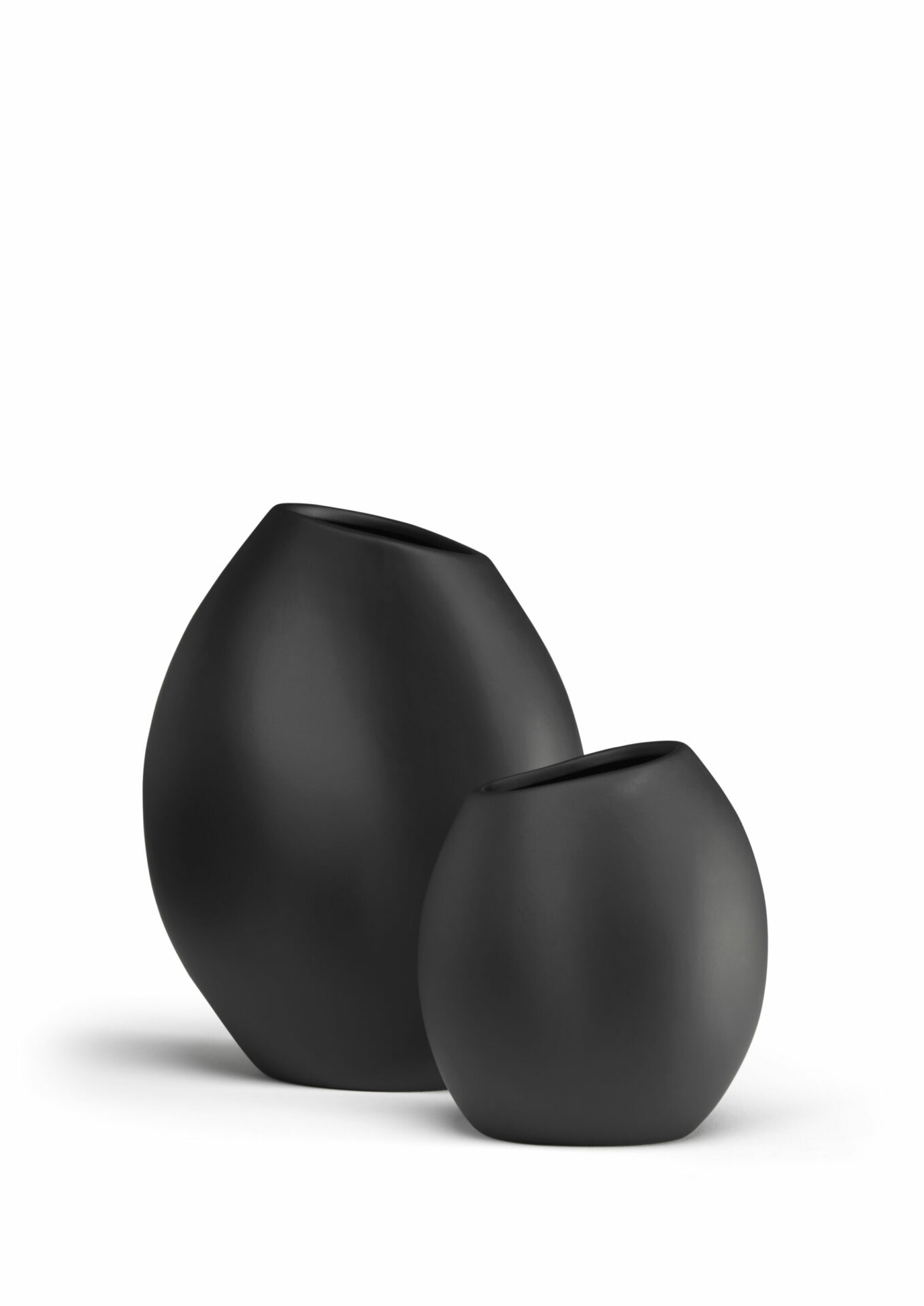 Керамічна ваза Lee  чорного кольору від Cooee Design 28 см
