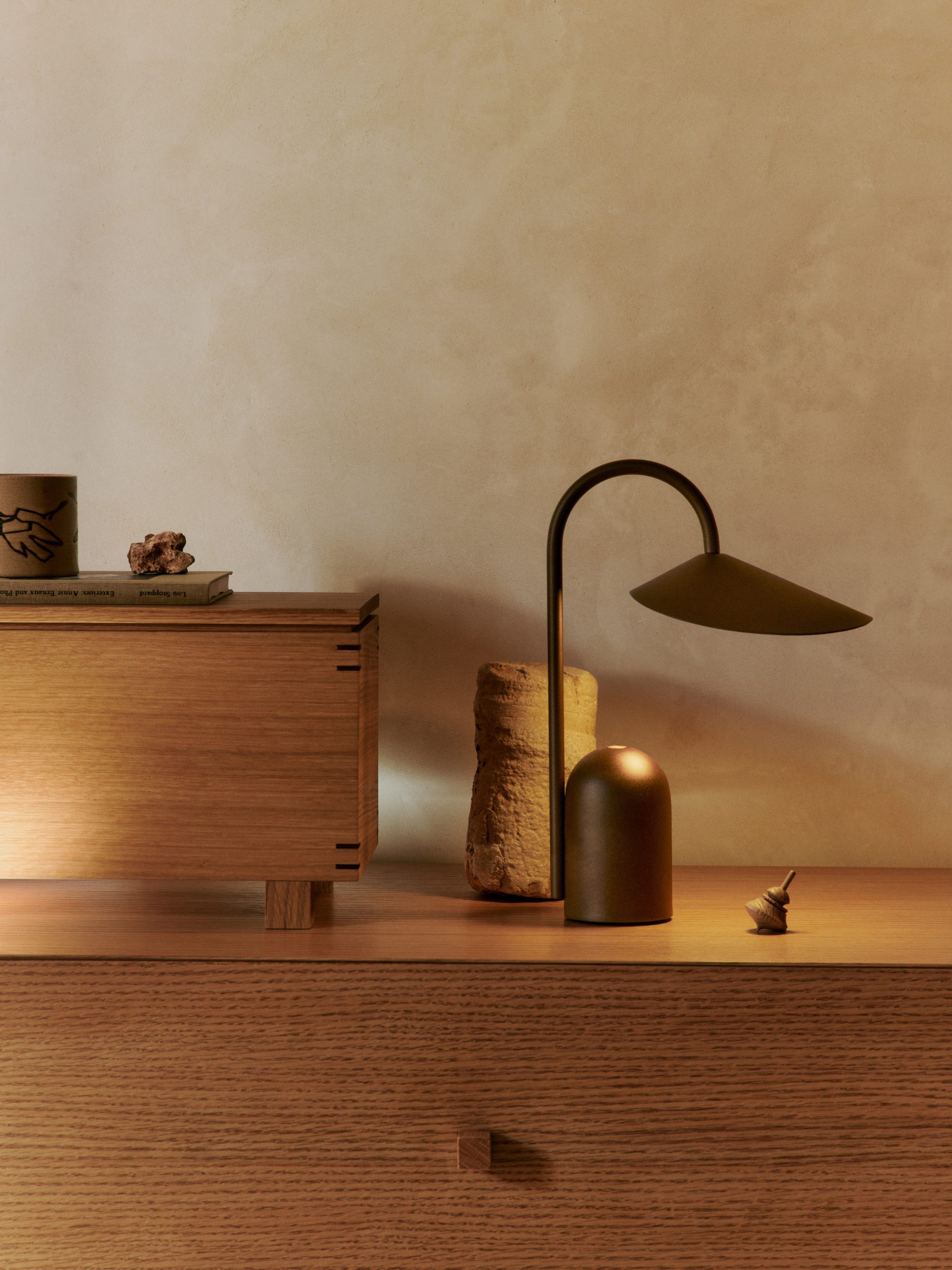 Портативна лампа Arum кольору  темного шоколаду від Ferm Living