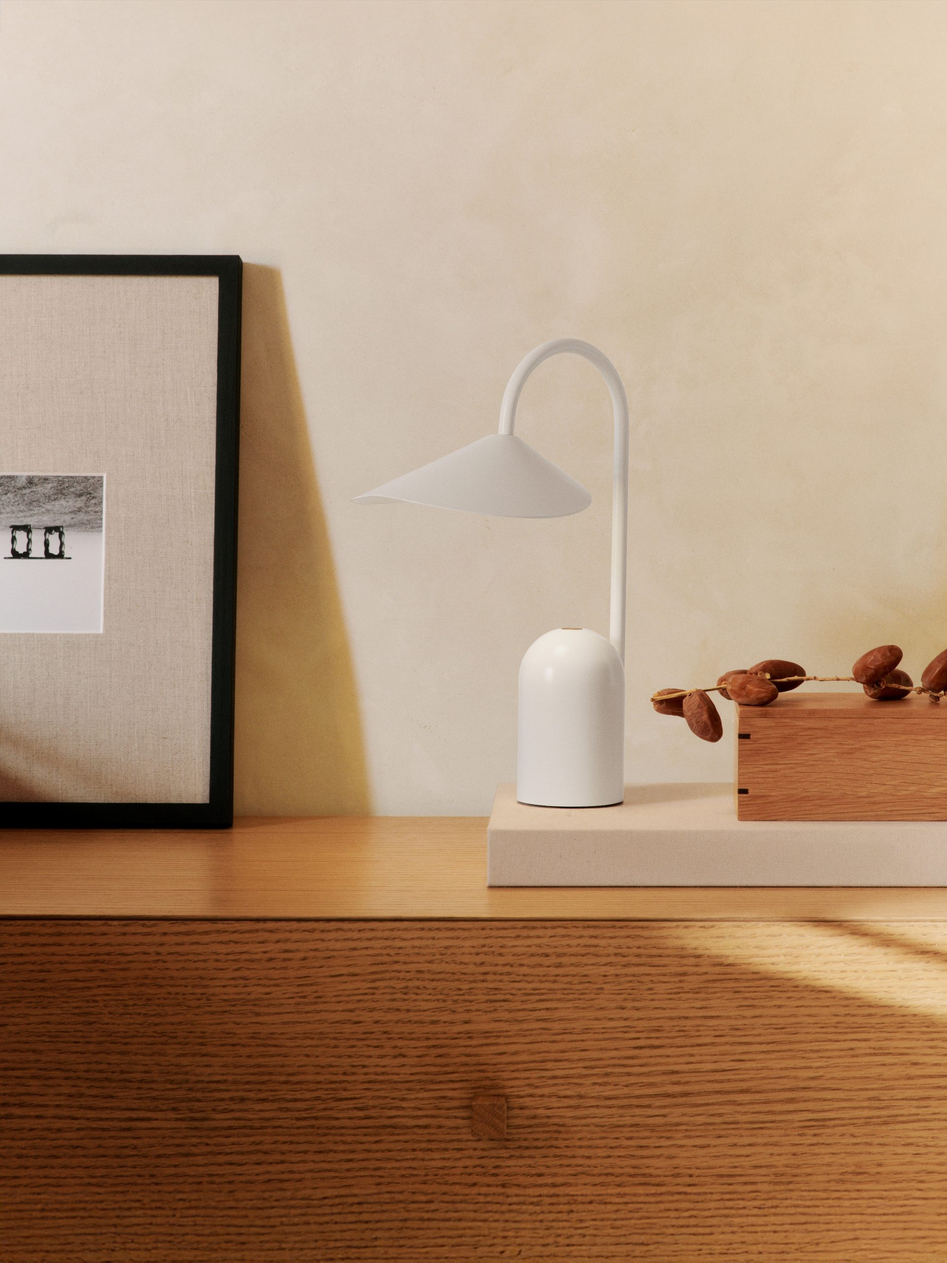 Портативна лампа Arum білого кольору від Ferm Living