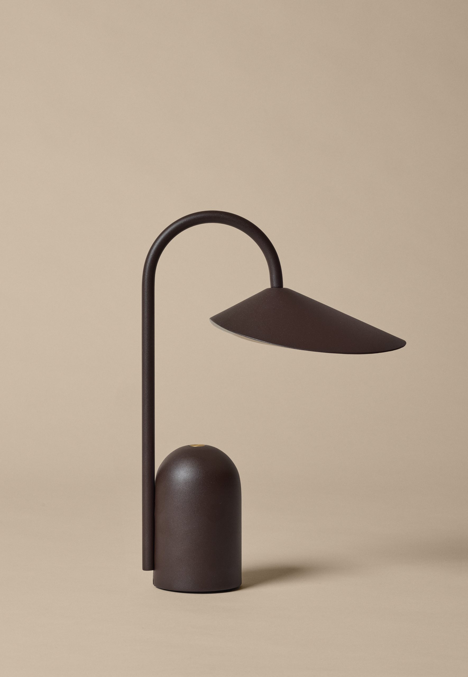 Портативна лампа Arum кольору  темного шоколаду від Ferm Living