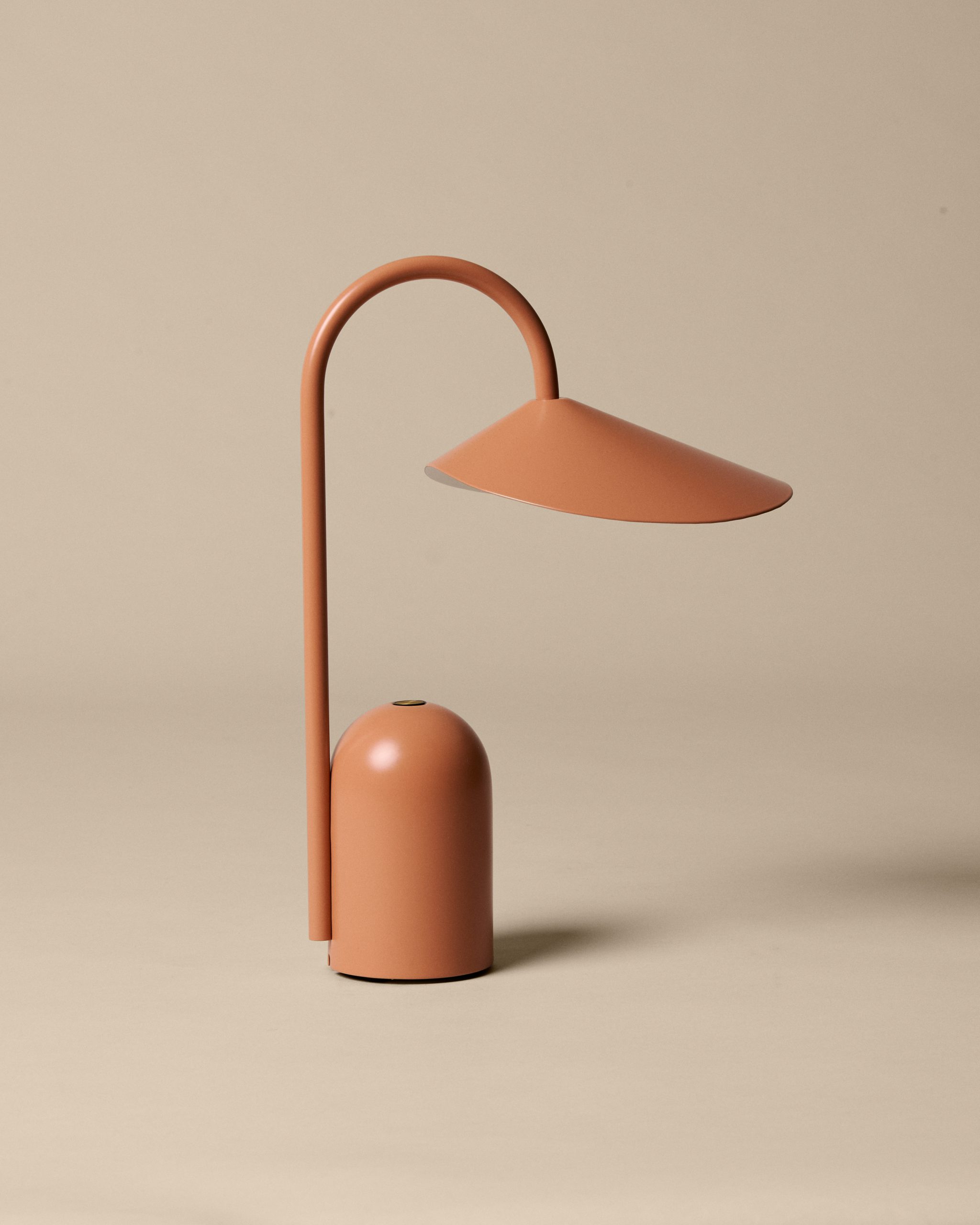 Портативна лампа Arum колір сієнна від Ferm Living