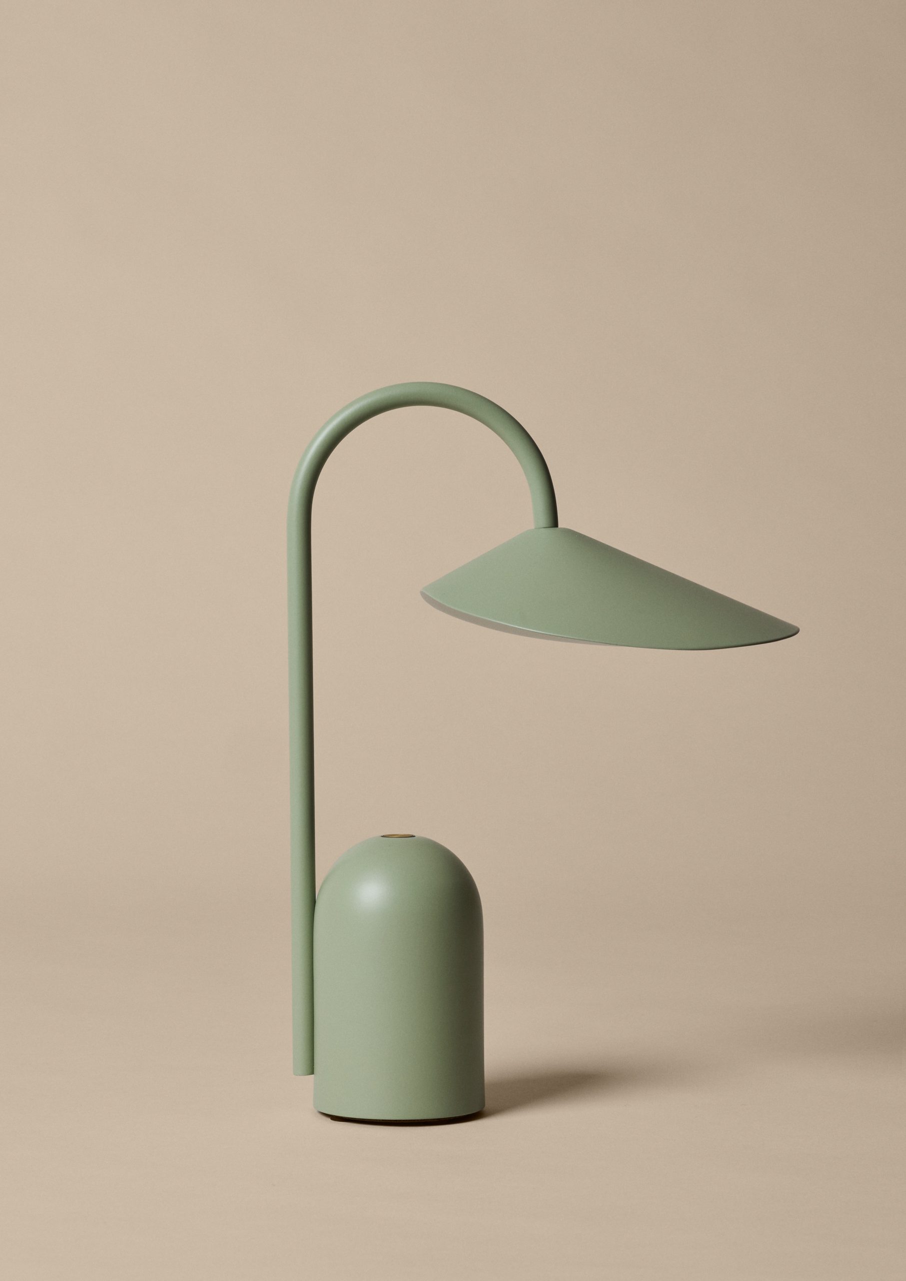 Портативна лампа Arum кольору зеленого чаю від Ferm Living