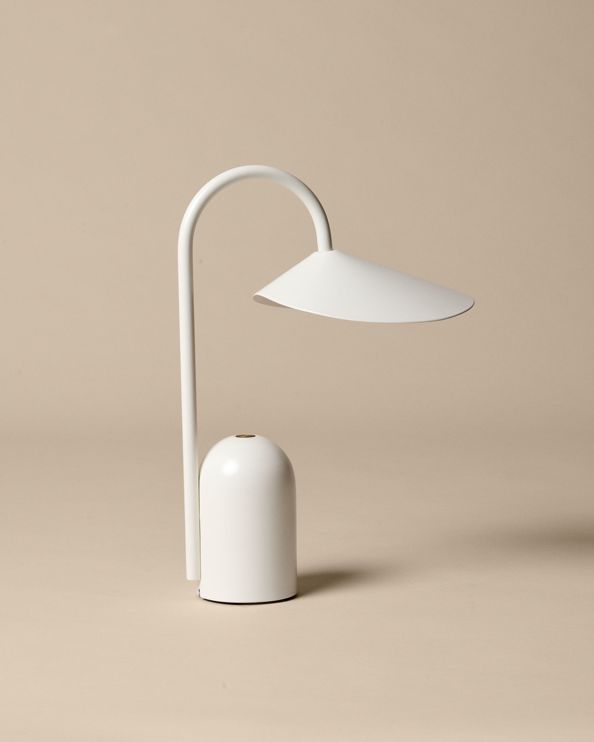 Портативна лампа Arum білого кольору від Ferm Living