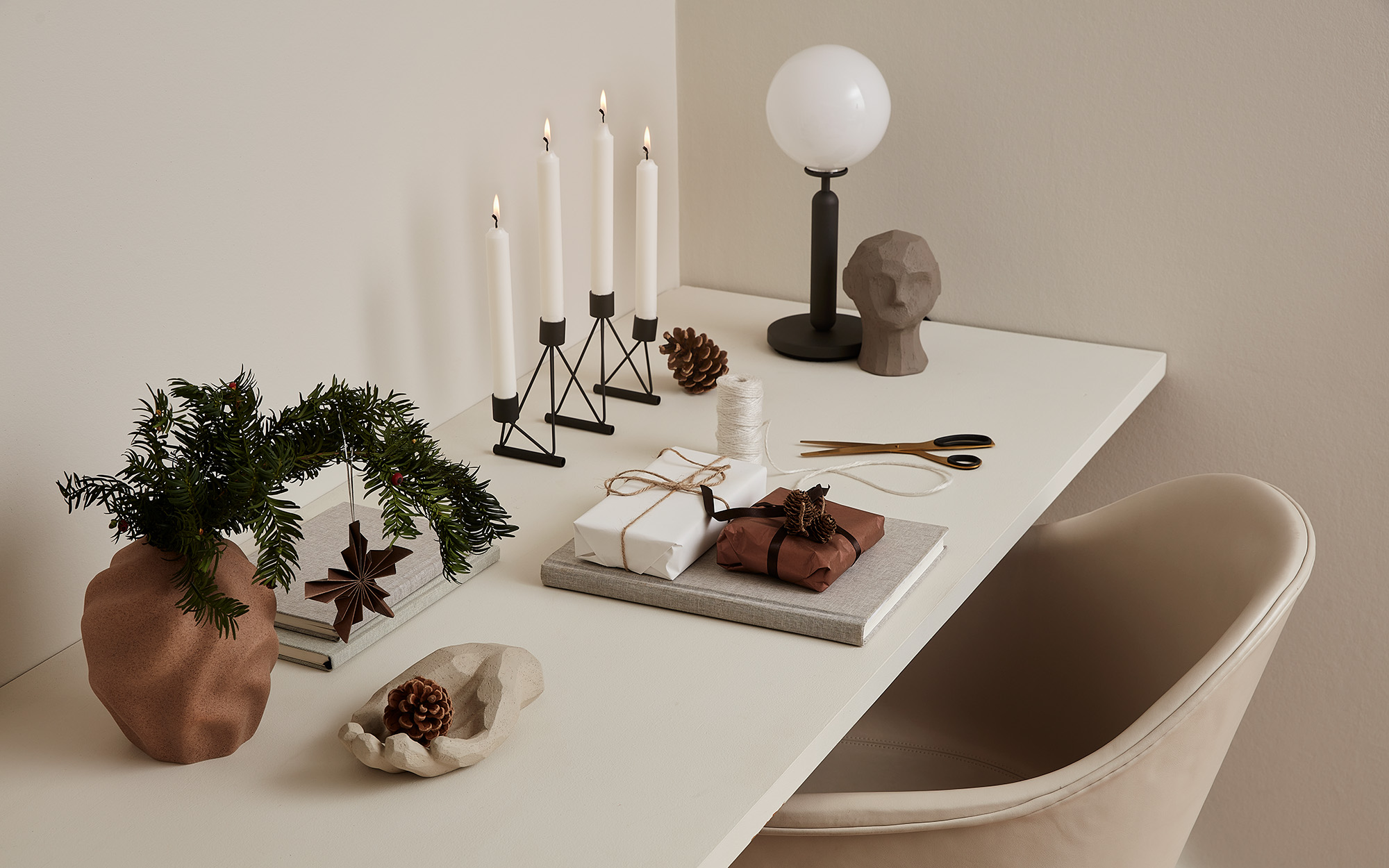 Свічник Vinkel чорного кольору від Cooee Design