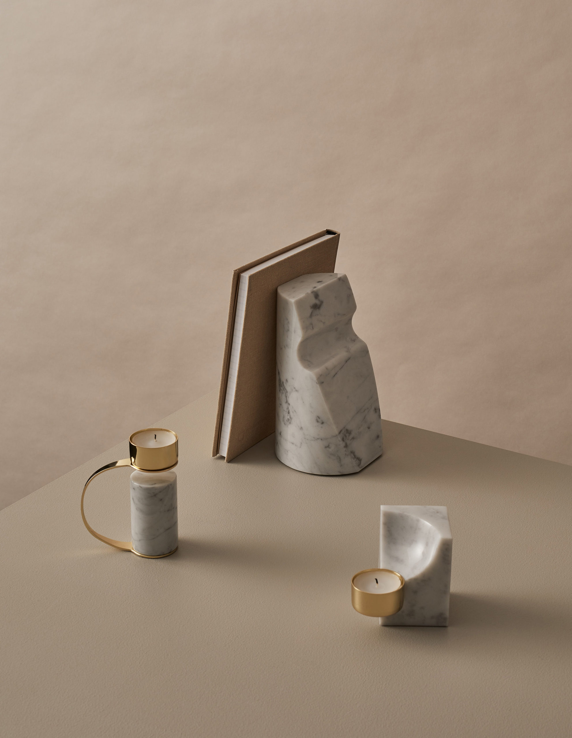 Підставка для книг Shoulder Carrara з сірого марму від Cooee Design