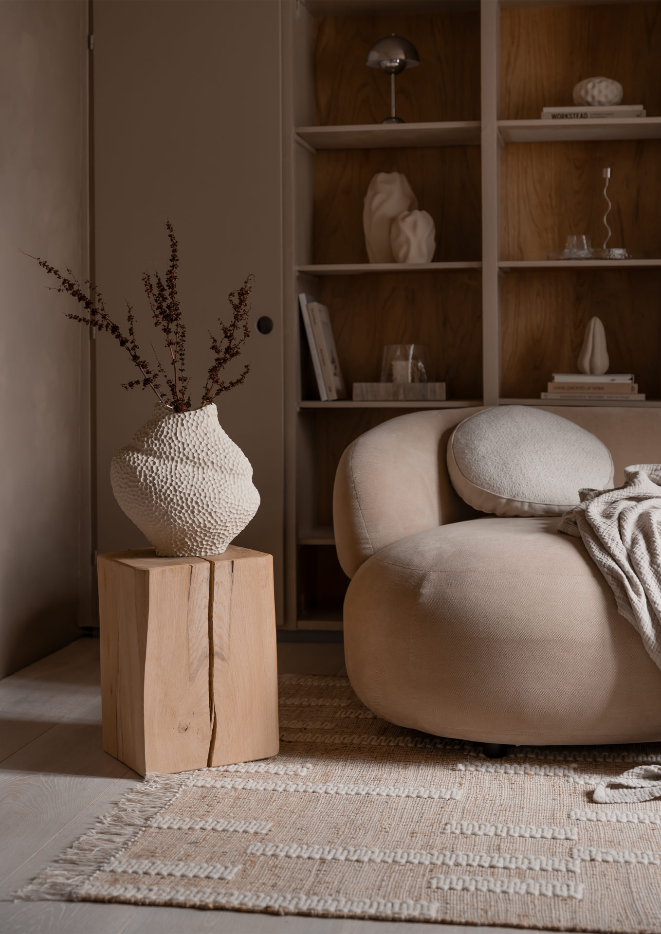 Керамічна ваза Isla Wide лляного кольору від Cooee Design