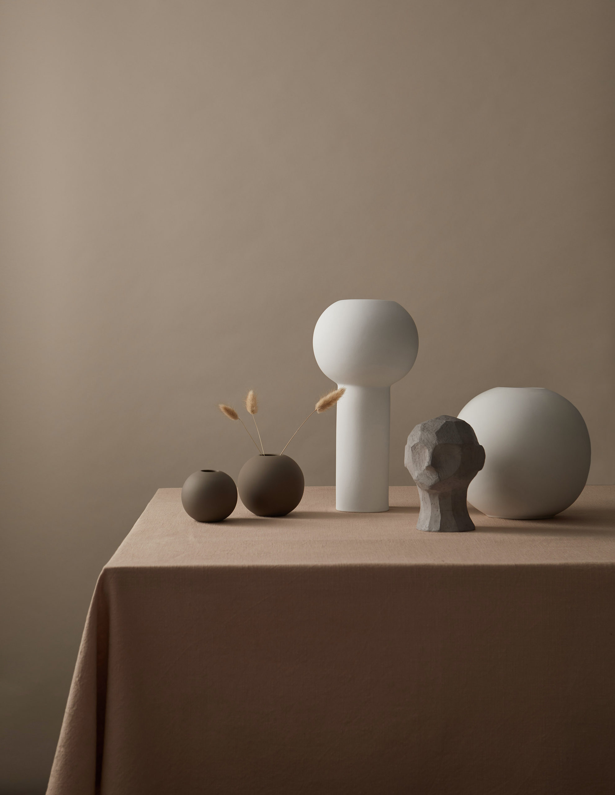 Ваза Ball білого кольору від Cooee Design