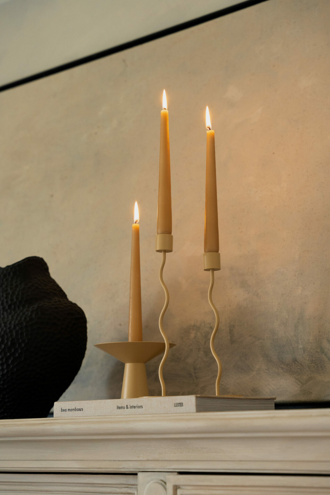 Свічник Uma Candle арахісового кольору від Cooee Design
