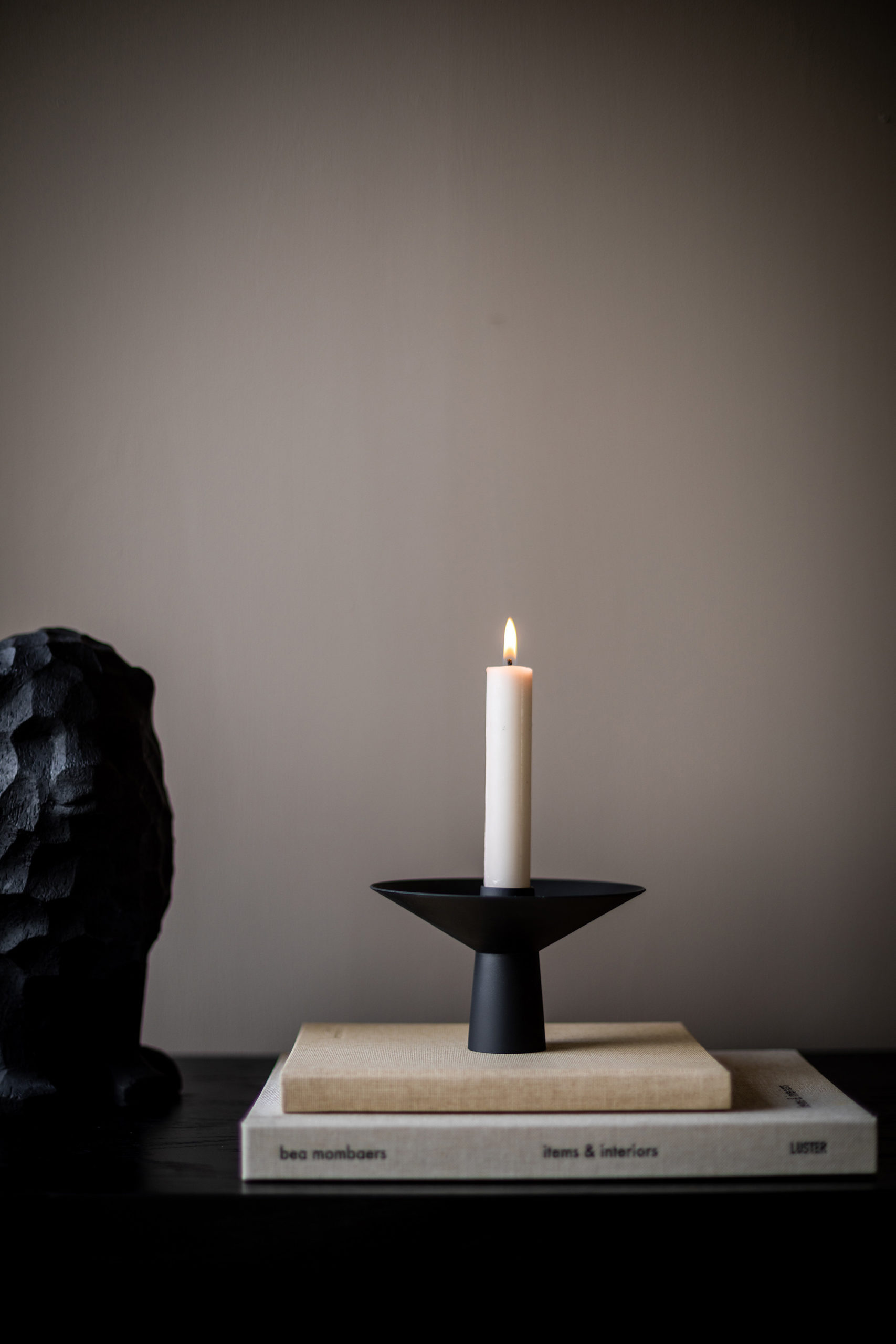 Свічник Uma Candle чорного кольору від Cooee Design