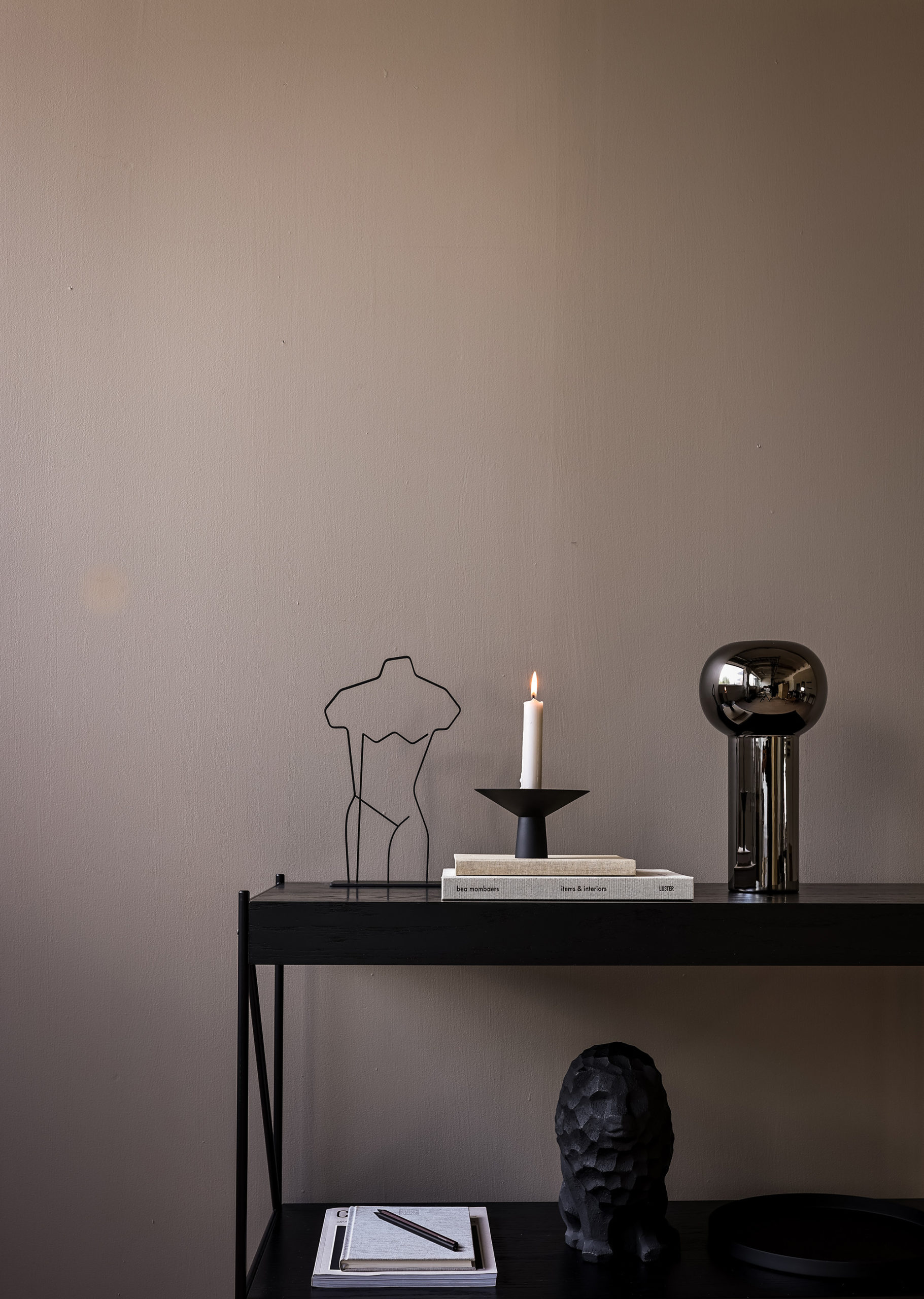 Свічник Uma Candle чорного кольору від Cooee Design