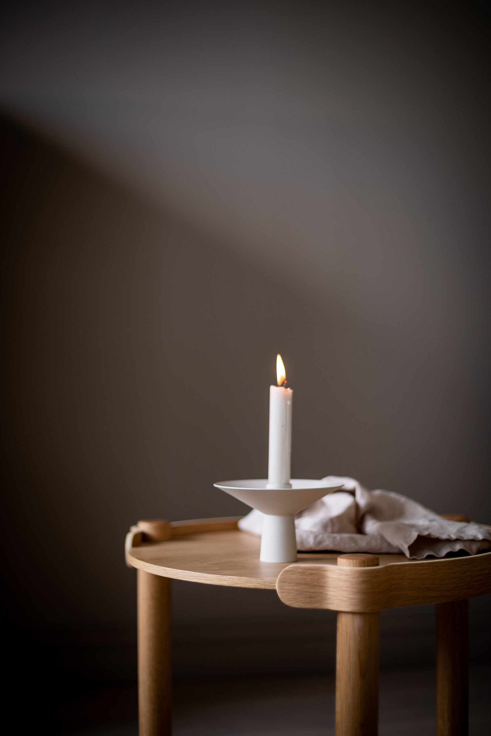 Свічник Uma Candle пісчаного кольору від Cooee Design