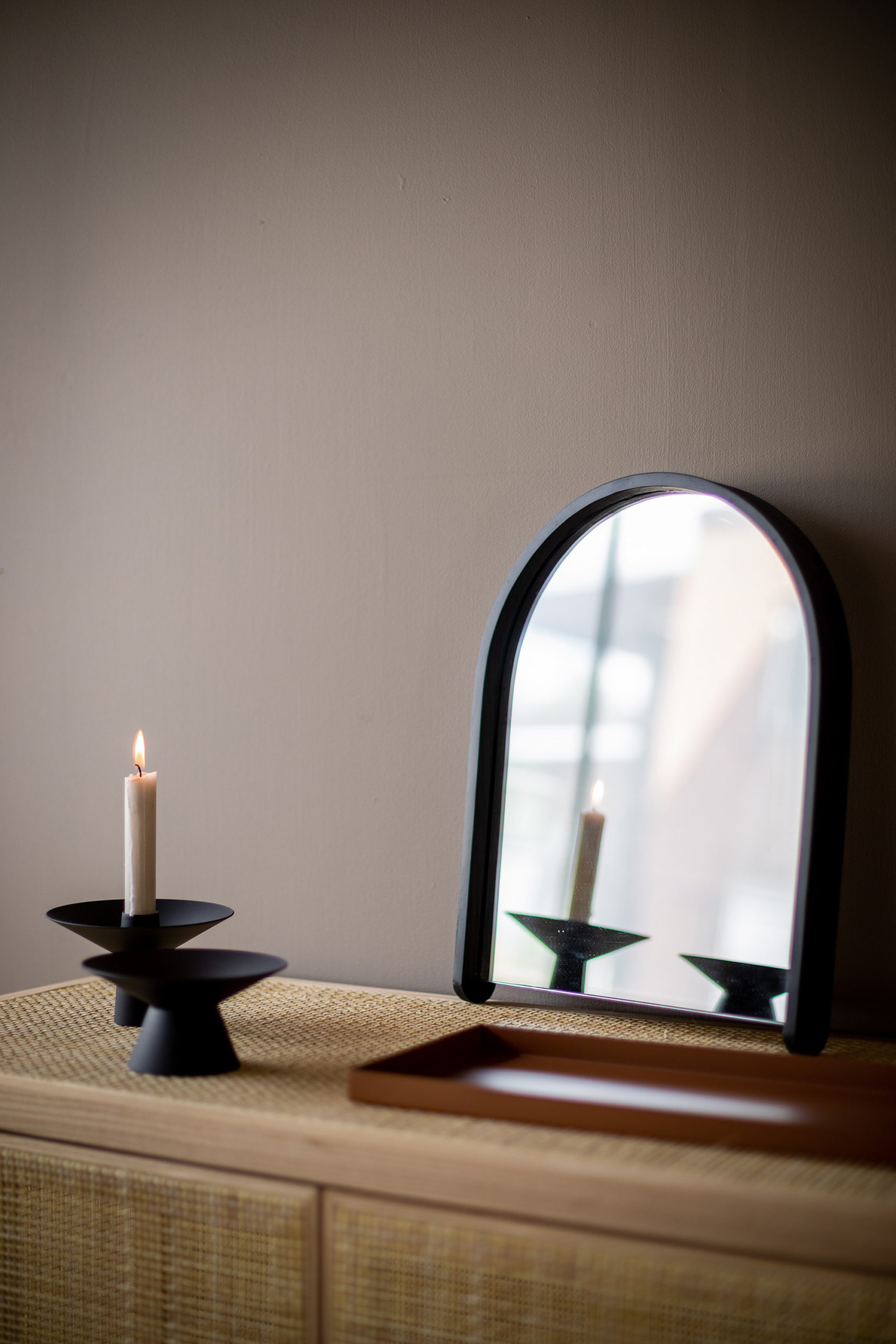 Свічник Uma Candle чорного кольору від Cooee Design