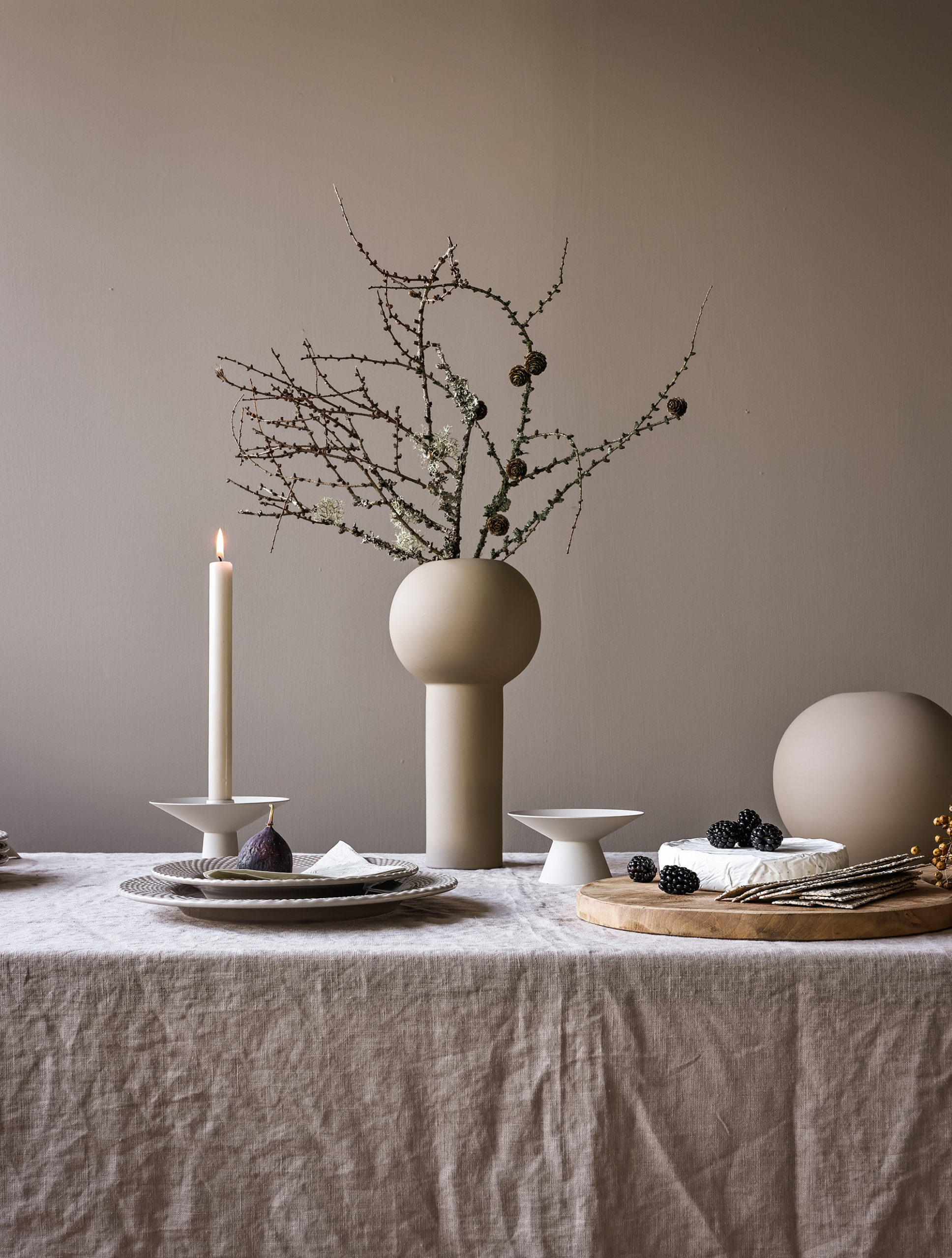 Свічник Uma Candle пісчаного кольору від Cooee Design