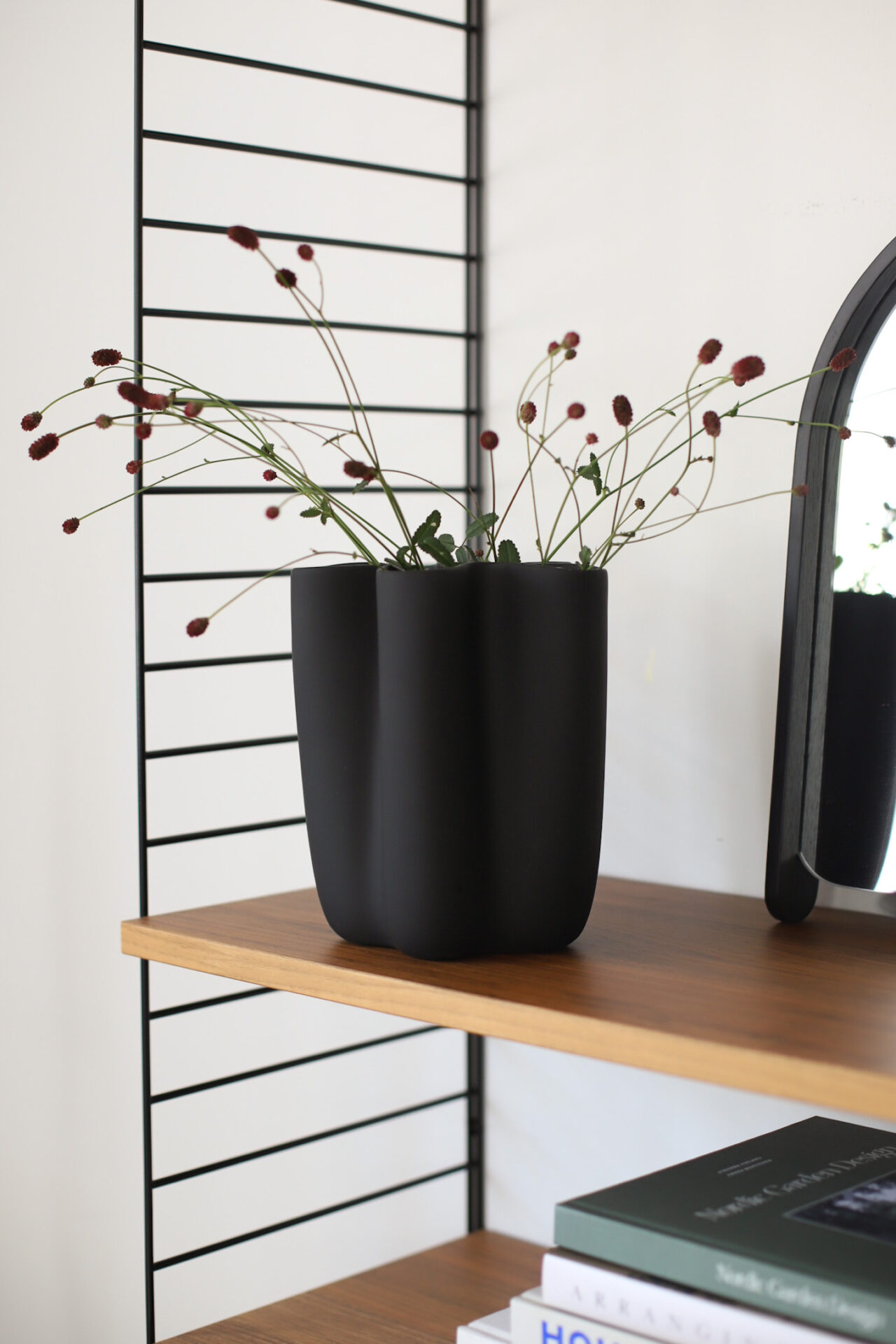 Керамічна ваза Tulipa чорного кольору від Cooee Design 20 см