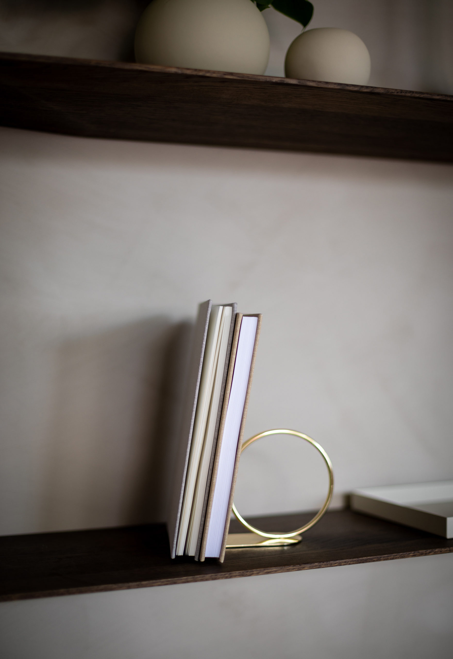 Підставка для книг  золотого кольору від Cooee Design