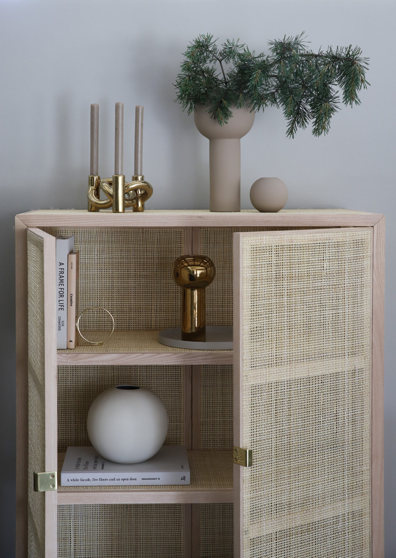 Свічник Lykke Three золотог кольору від Cooee Design