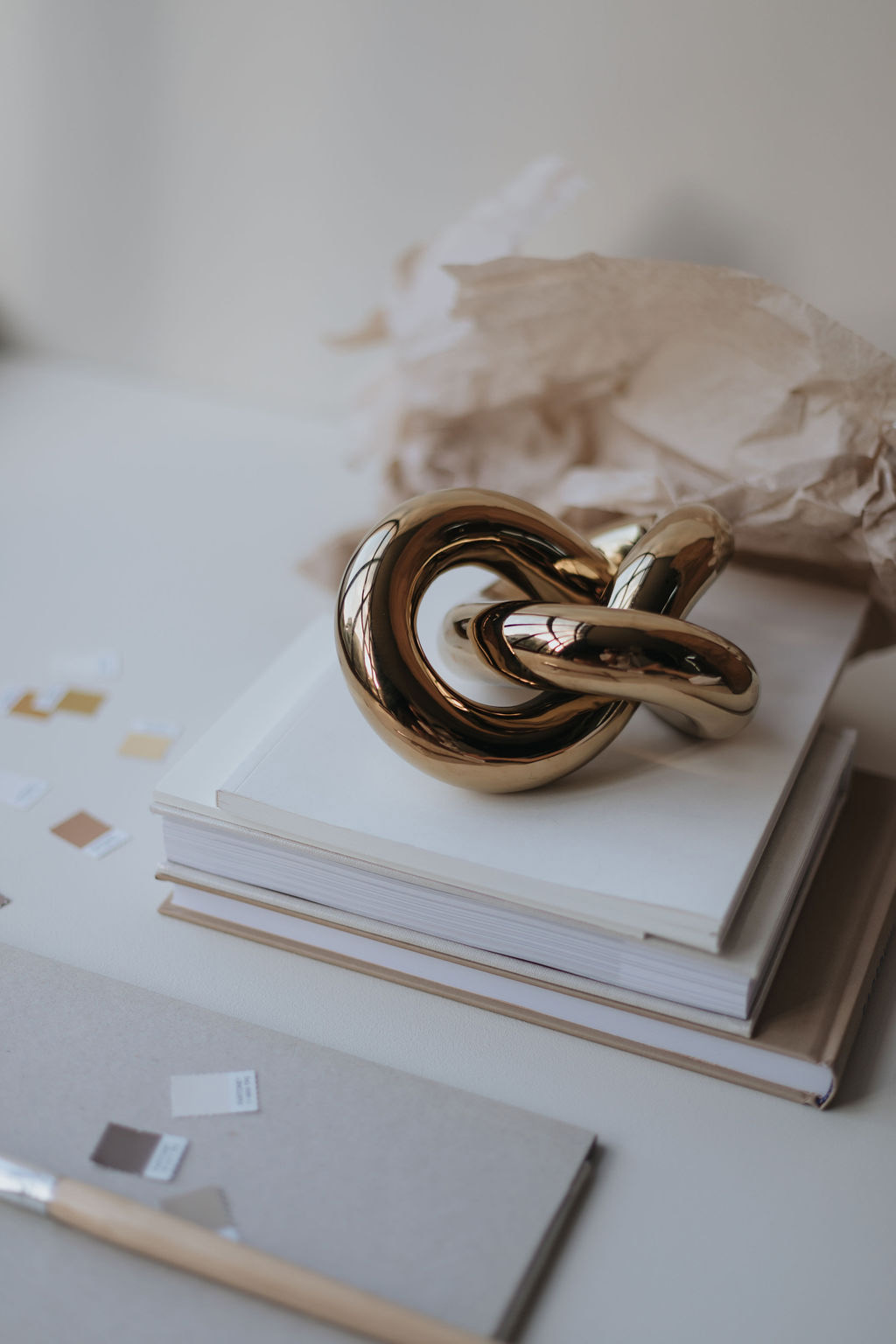 Декоративна прикраса Knot у золотому кольрі від Cooee Design
