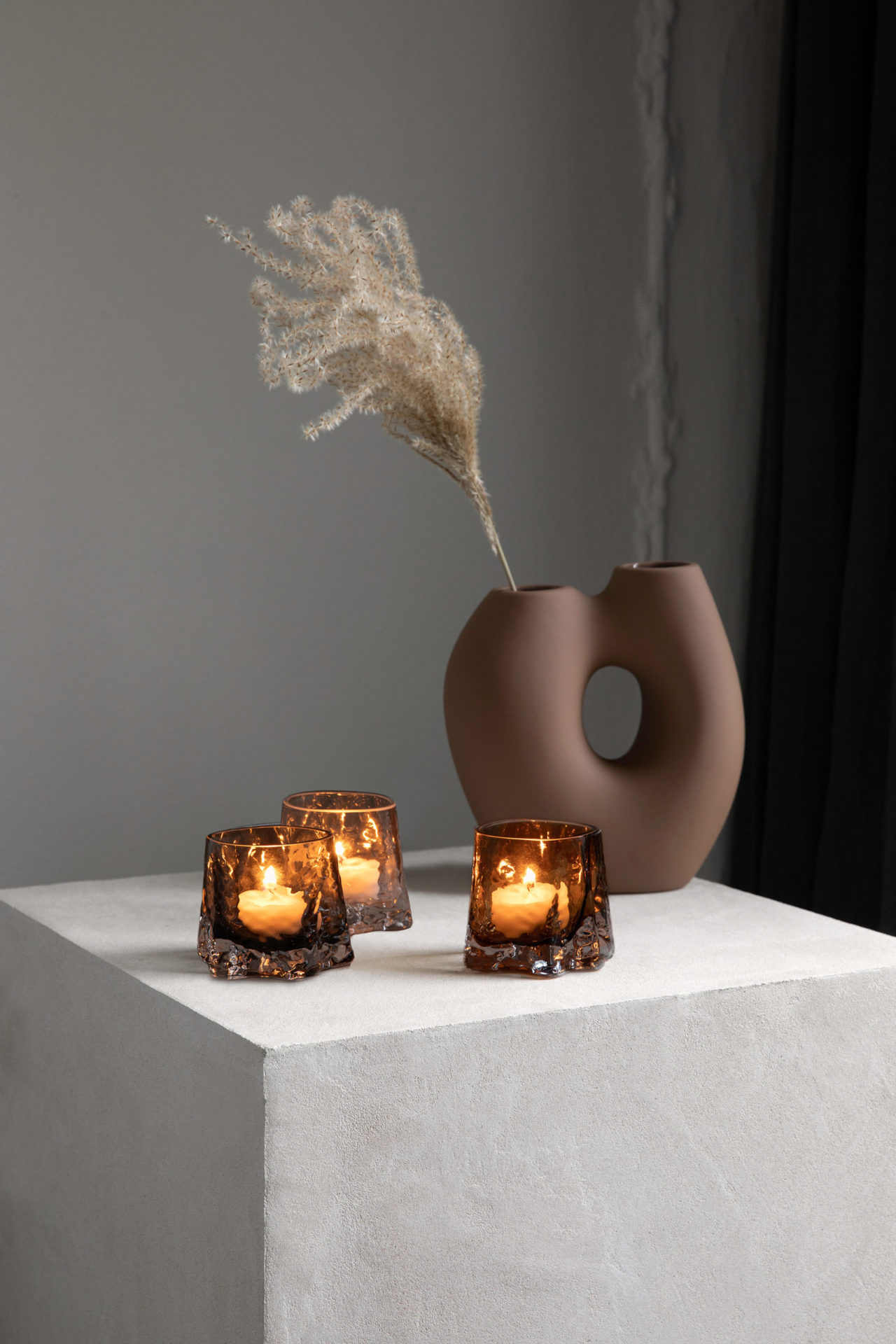 Свічник Gry коньячного кольору від Cooee Design 7,5 см