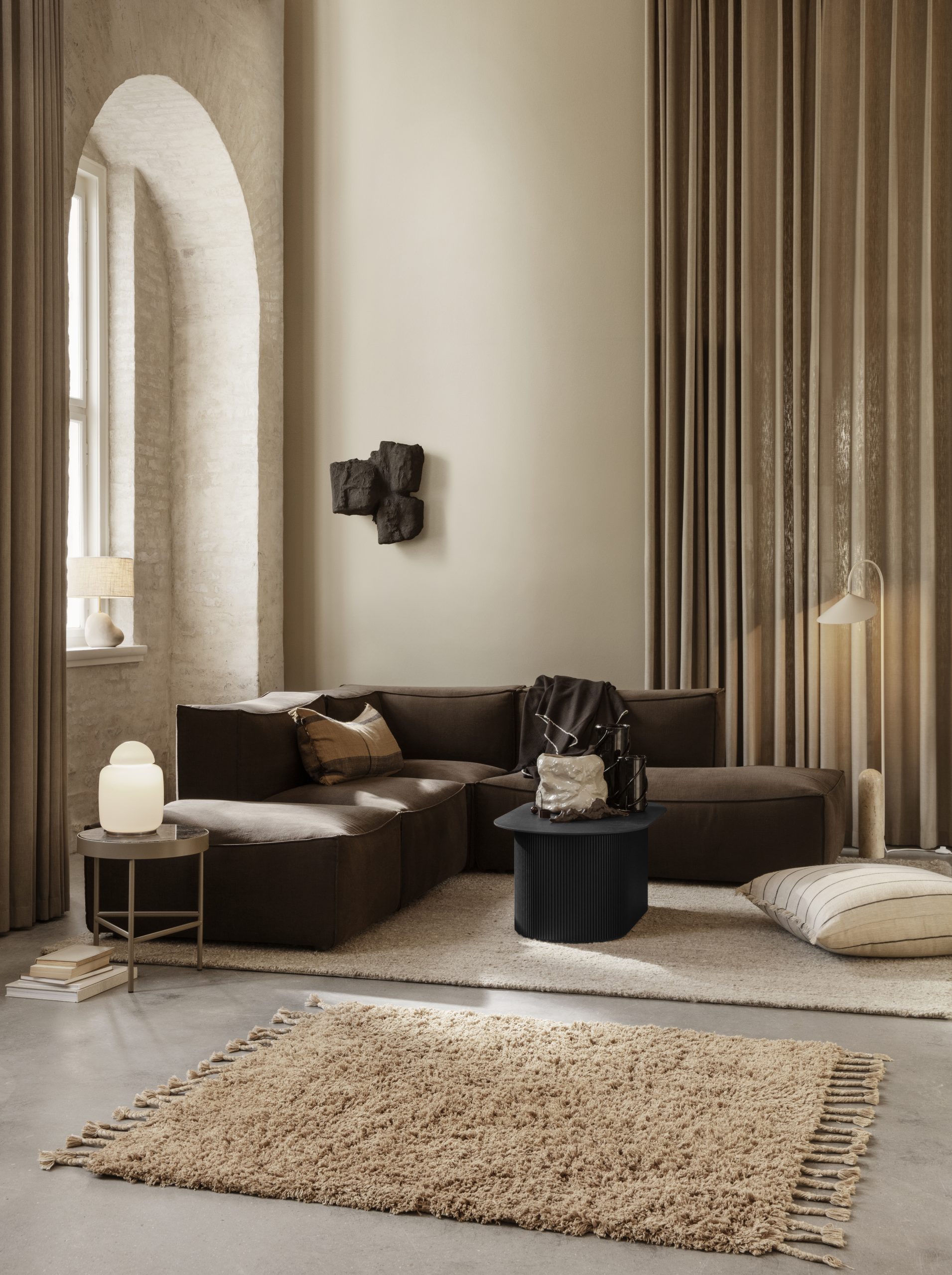Торшер Arum кольору кашемір від Ferm Living