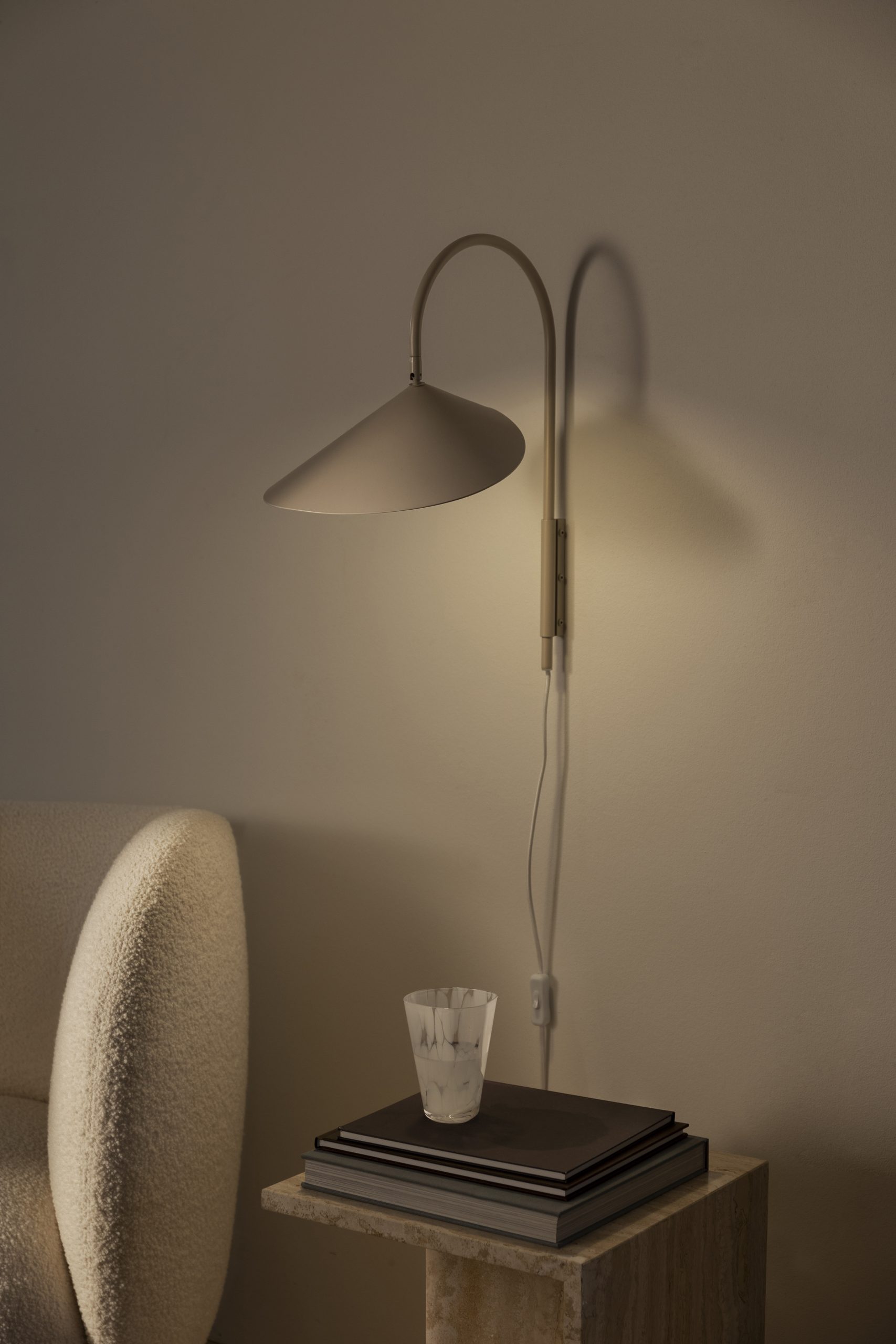 Поворотний  настінний світильник Arum бронзового кольору від Ferm Living