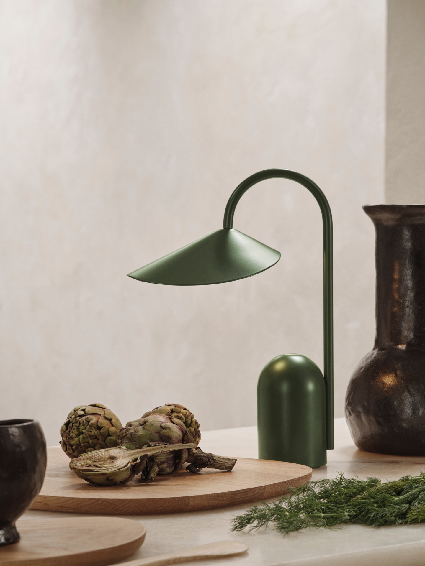 Портативна лампа Arum травянисто-зеленого кольору від Ferm Living