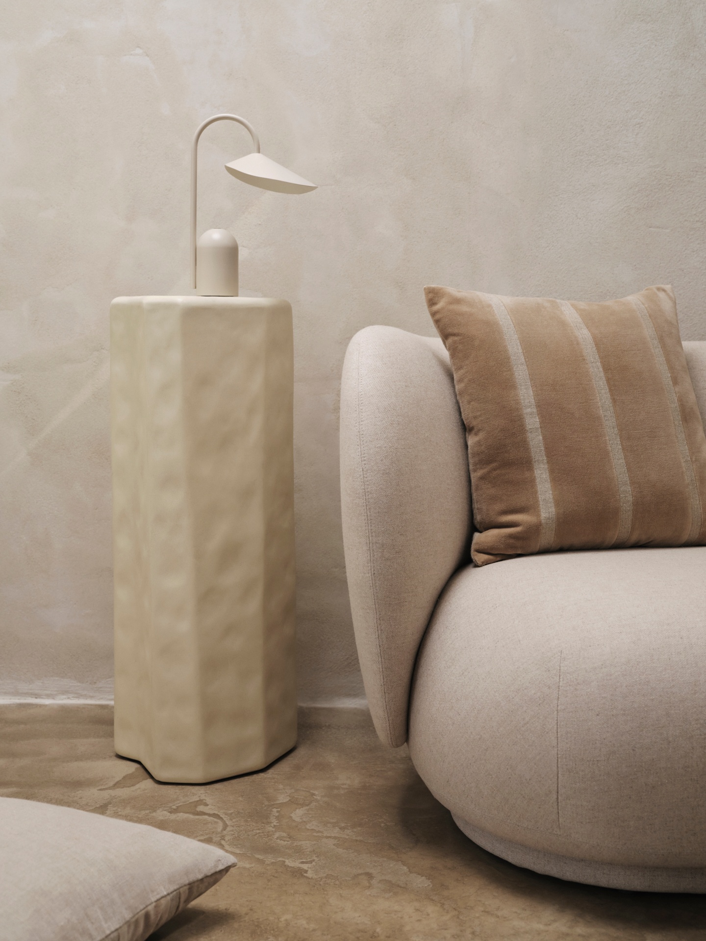 Портативна лампа Arum кольору кашемір від Ferm Living