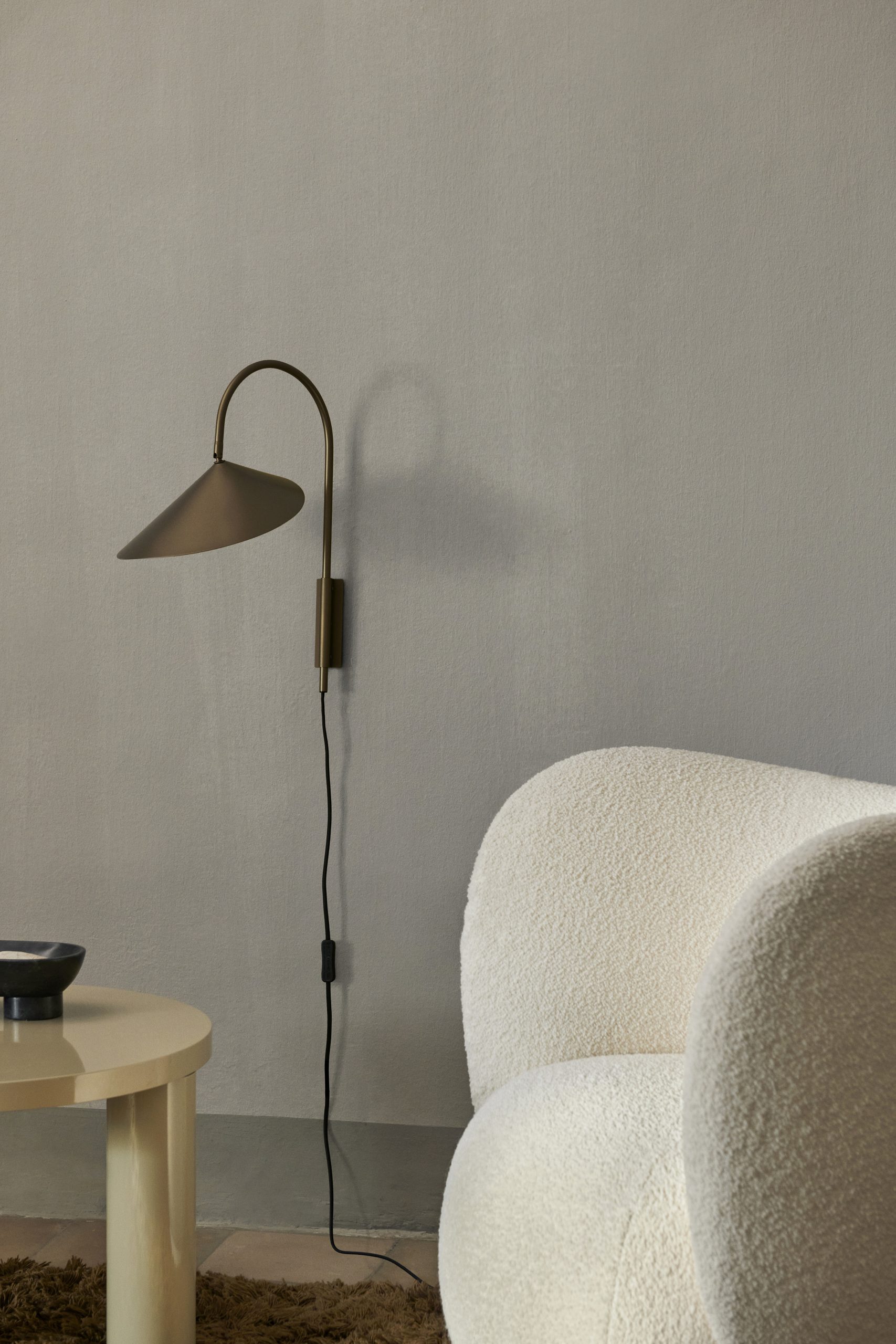 Поворотний  настінний світильник Arum бронзового кольору від Ferm Living