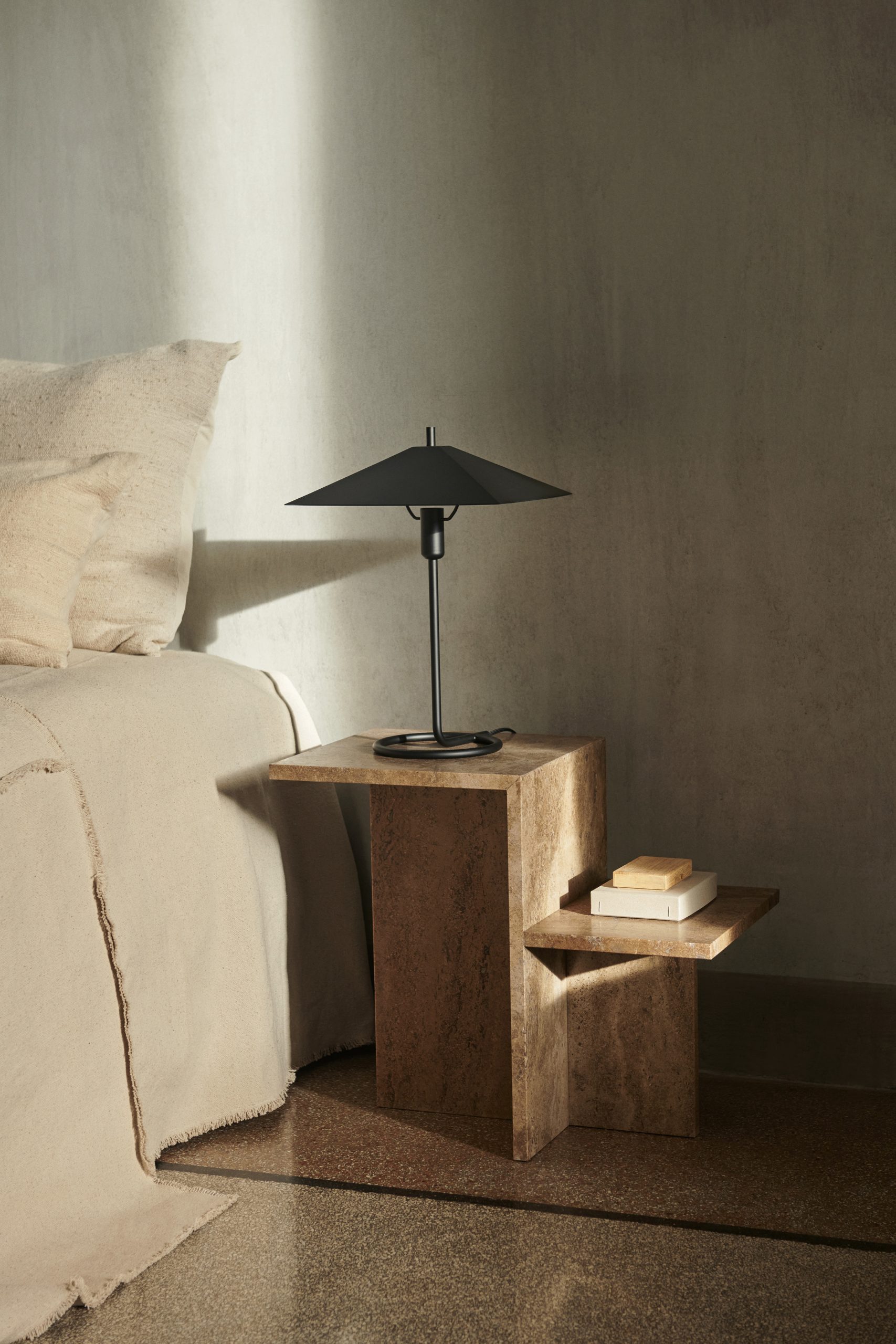 Настільна лампа Filo чорного кольору від Ferm Living