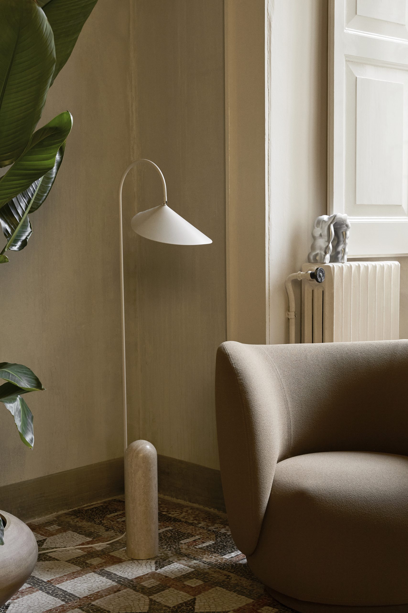 Торшер Arum кольору кашемір від Ferm Living