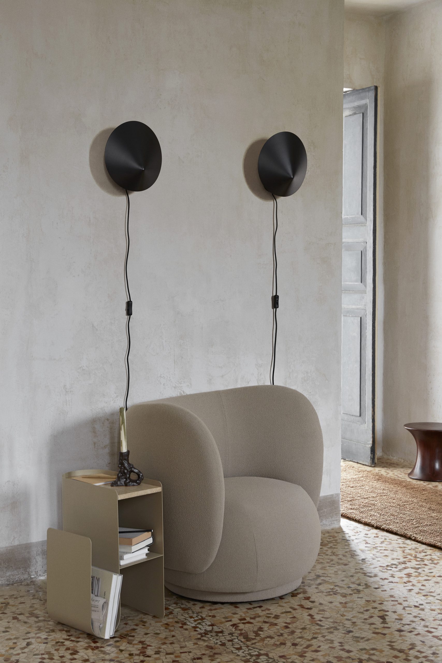Настінний світильник Arum чоного кольору від Ferm Living