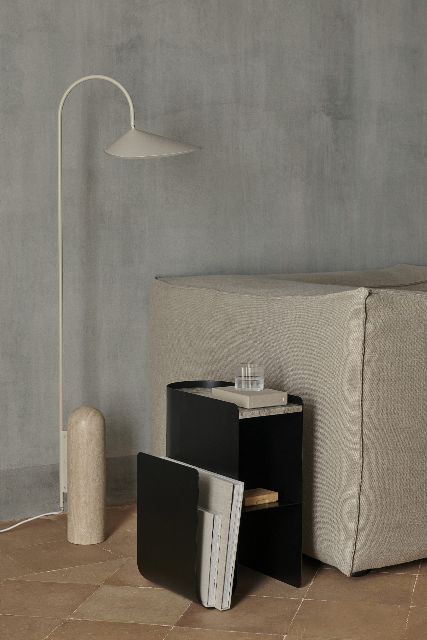 Торшер Arum кольору кашемір від Ferm Living