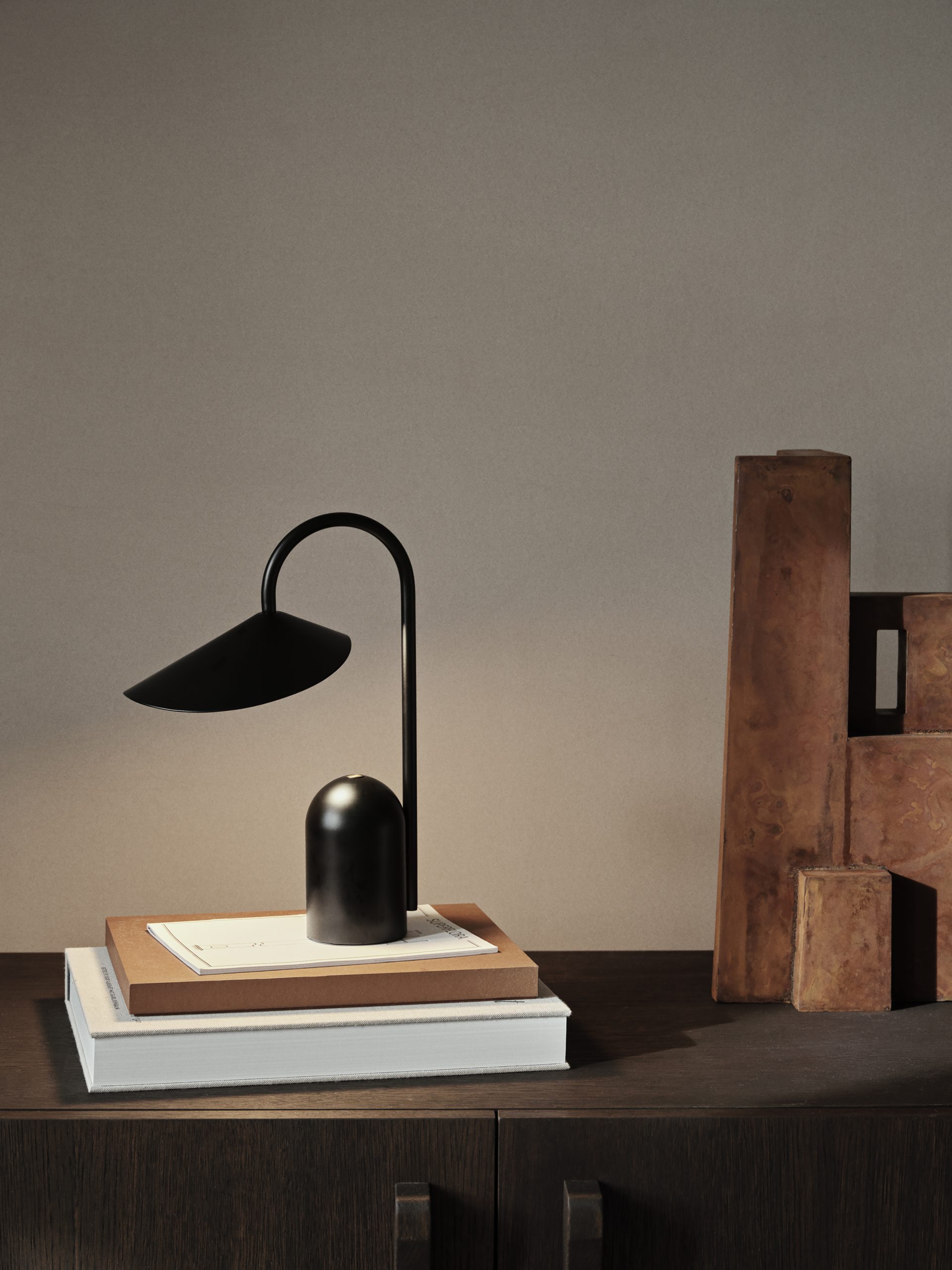 Портативна лампа Arum чорного кольору від Ferm Living