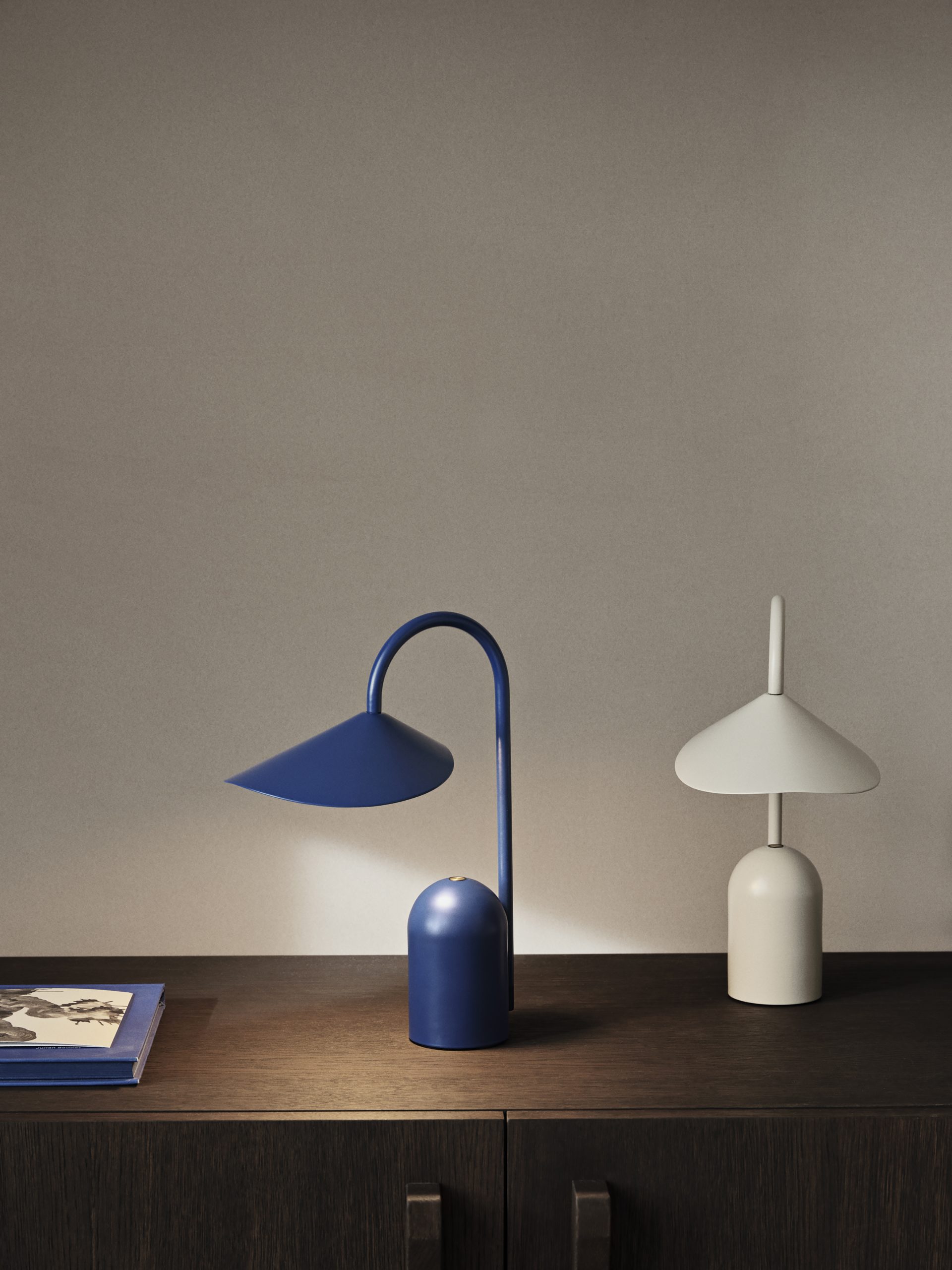 Портативна лампа Arum  яскраво-синього кольору від Ferm Living