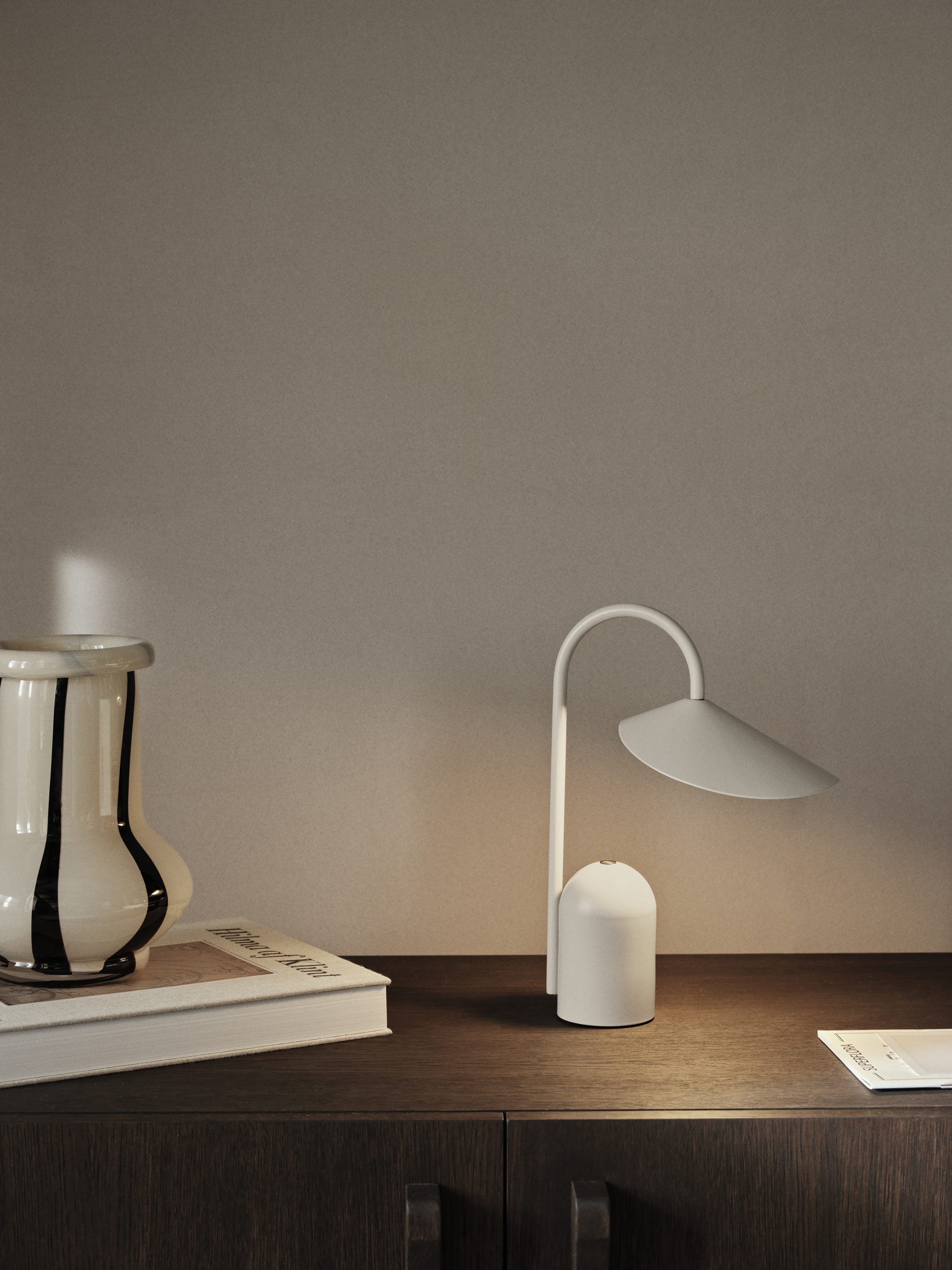 Портативна лампа Arum кольору кашемір від Ferm Living