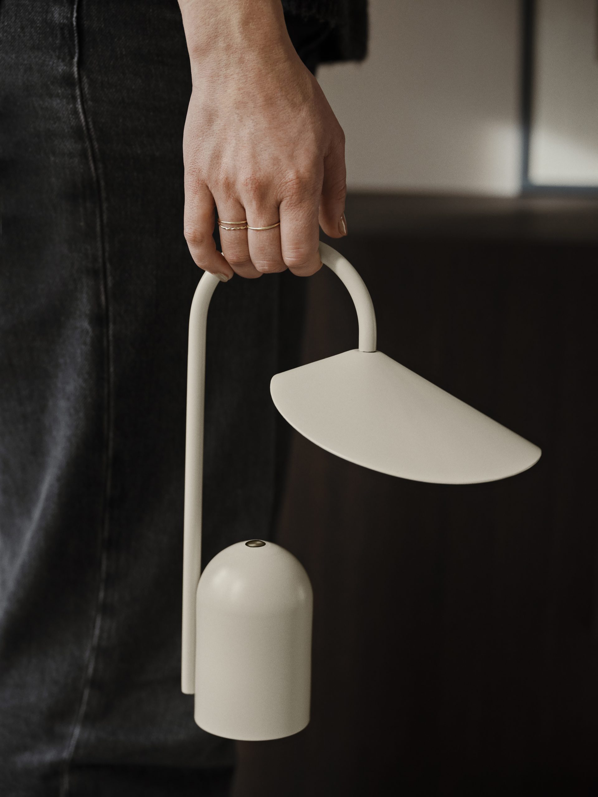 Портативна лампа Arum кольору кашемір від Ferm Living